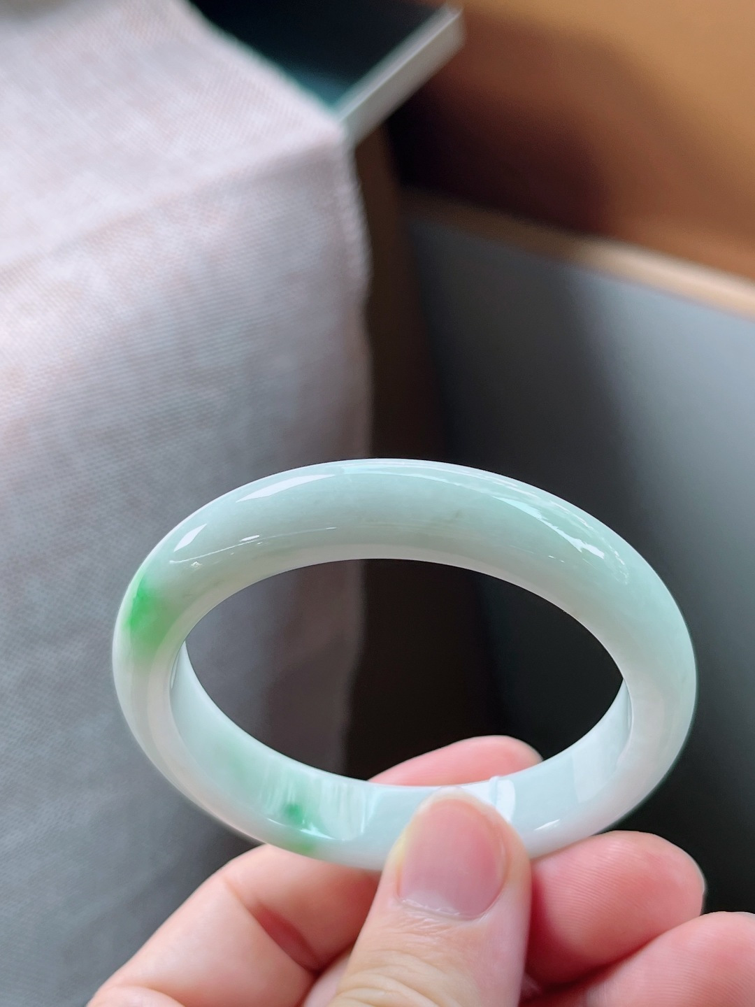 一号正圈白底青手镯，无裂，尺寸52.6-11.1-7.3mm w26nyb