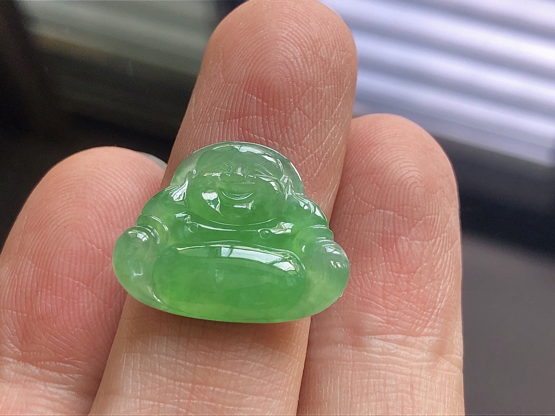 ️ 冰种阳绿佛公，色泽艳阳，通透水润，玉质细腻，夺目迷人，雕工精湛，面相慈祥大气，品相，无裂，尺寸20.5*16.7*3.3