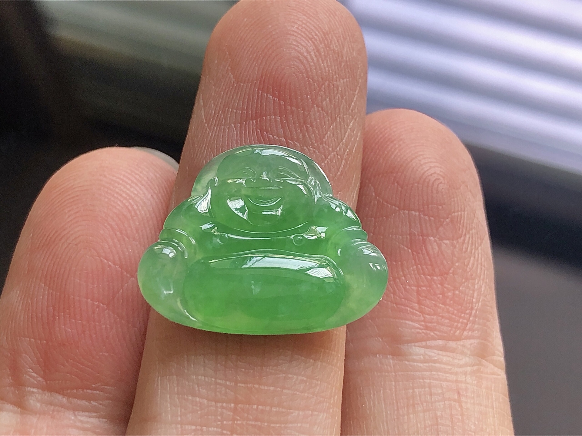 ️ 冰种阳绿佛公，色泽艳阳，通透水润，玉质细腻，夺目迷人，雕工精湛，面相慈祥大气，品相，无裂，尺寸20.5*16.7*3.3