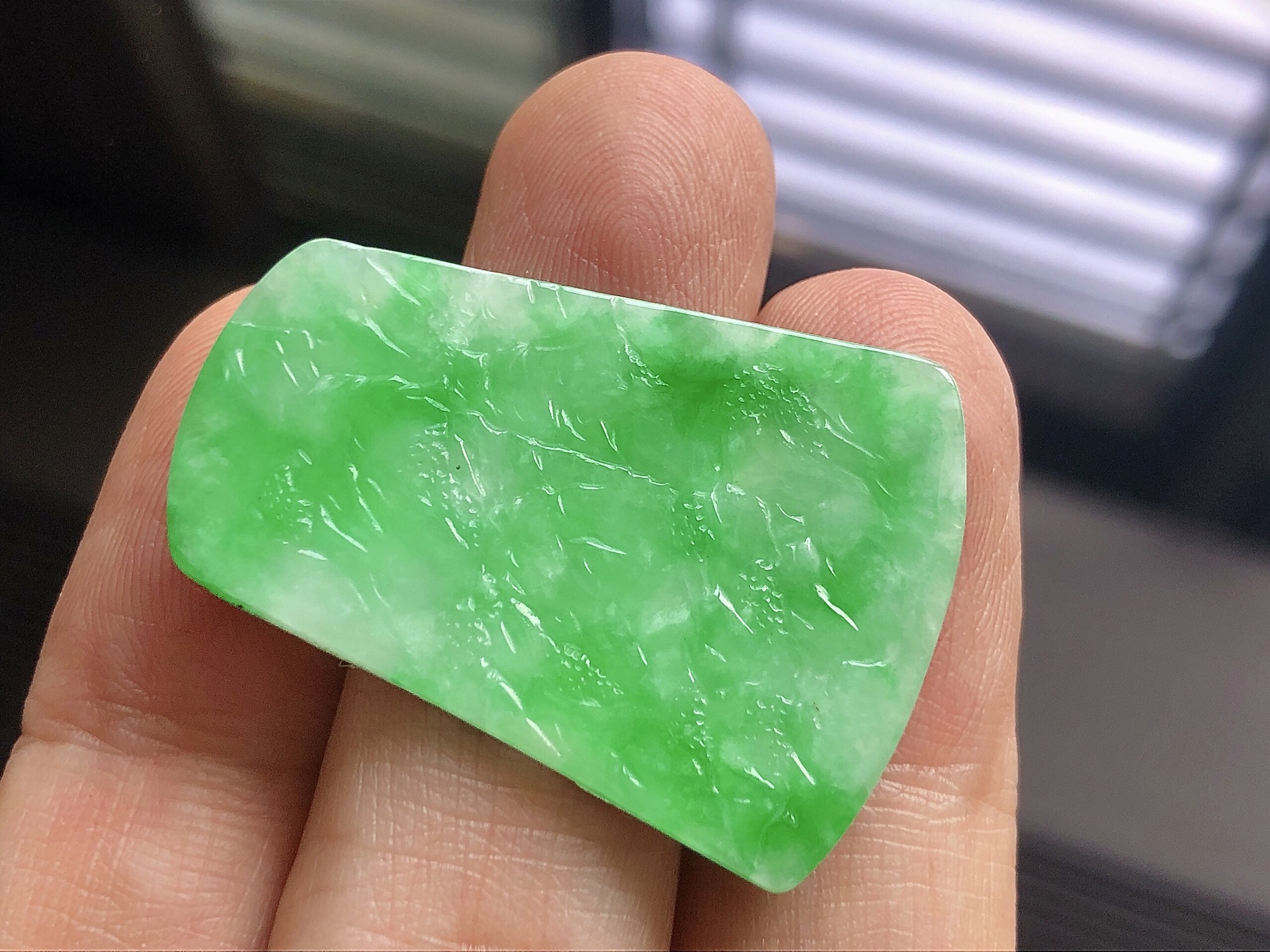 ️ 冰种阳绿山水牌，色泽艳阳，通透水润，玉质细腻，夺目迷人，镶嵌效果，品相，无裂，尺寸36.5*26*2