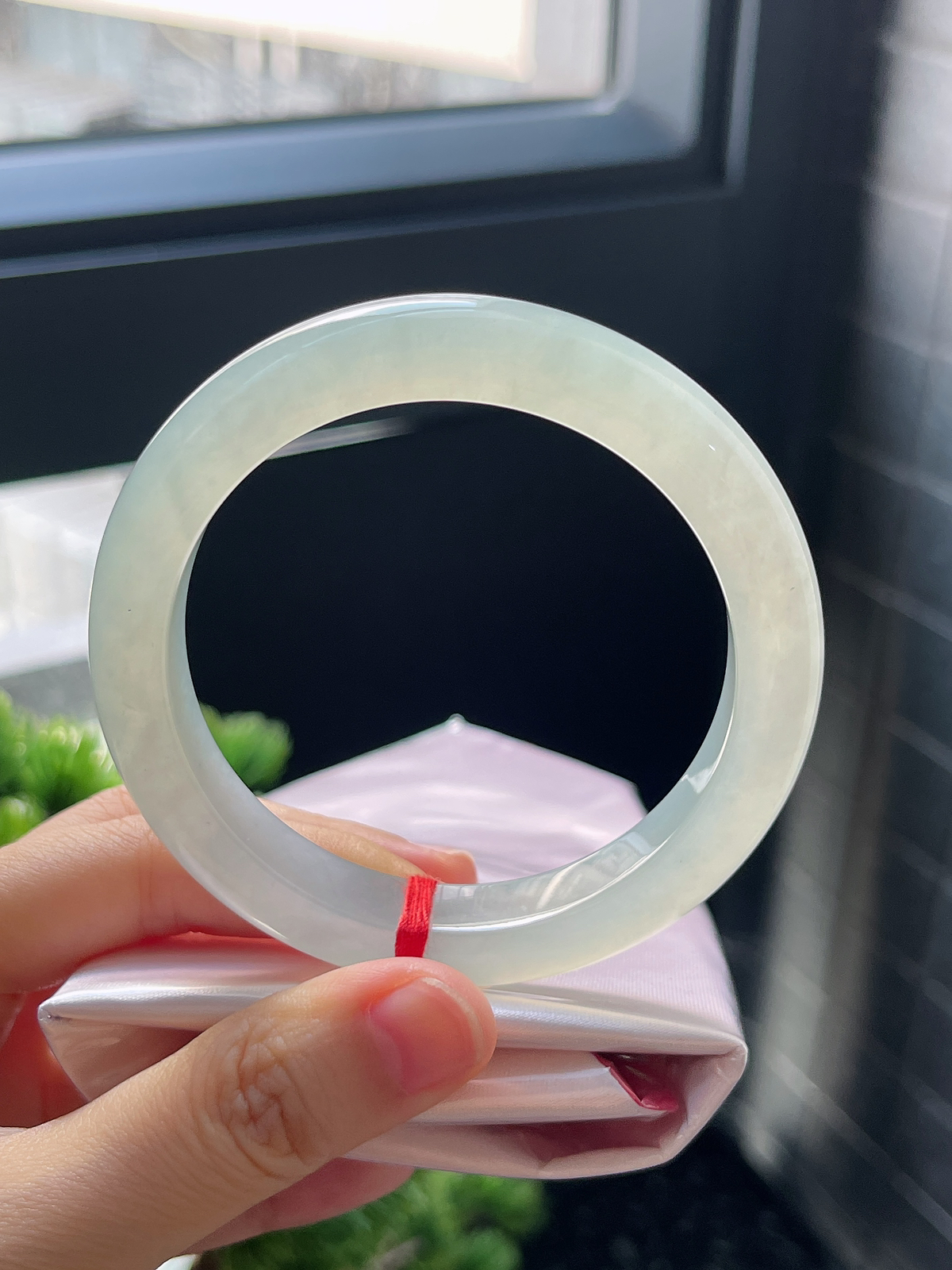 正圈58.7，冰糯淡绿翡翠手镯