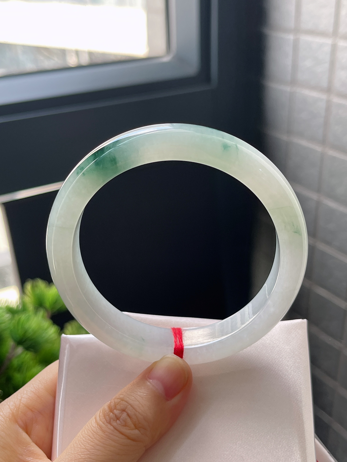 正圈59.9圈口，翡翠冰糯种飘绿手镯