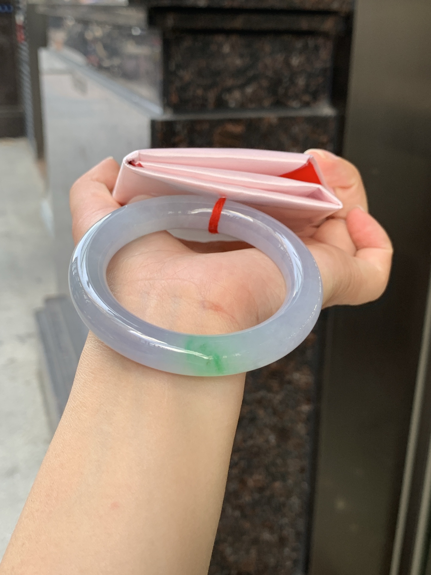 冰春彩圆条 54.7-11-10.9 0526-N808 打灯细纹，底妆冰润，谁能拒绝一只自带春日滤镜的春彩镯啊，紫底晕染着飘一抹金丝阳绿，像雾里的新芽，冰润细腻，上手温柔到骨子里，把整个春天的诗意都戴在手上。