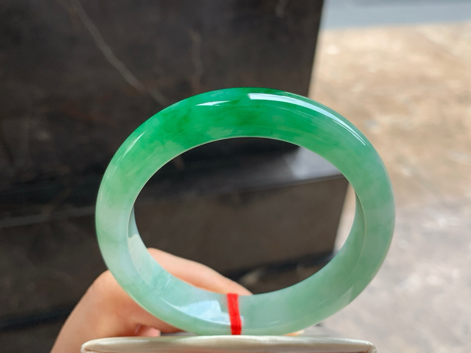 56-12.5-8.4

绿色手镯^_^细腻 鲜艳