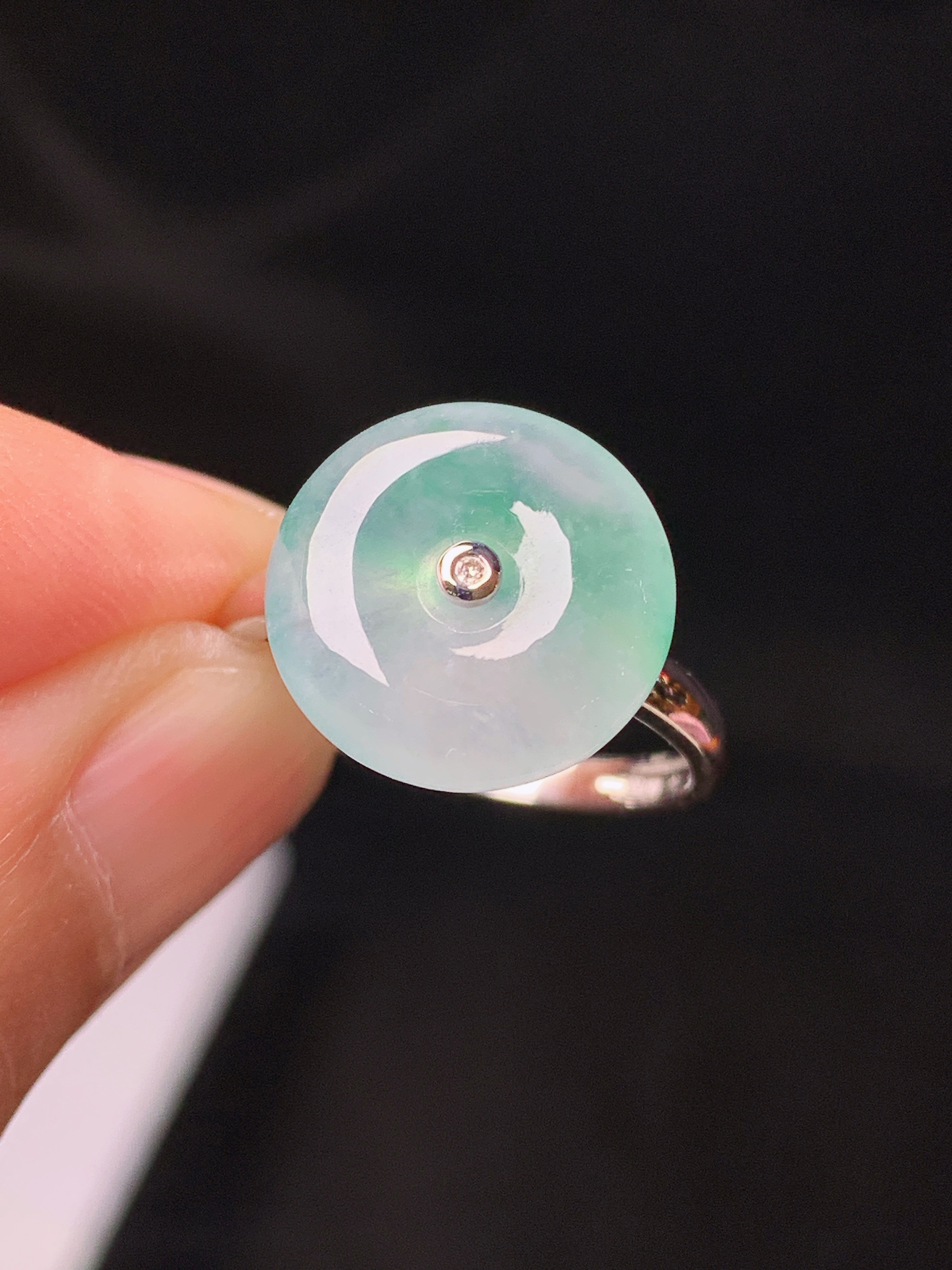 18k金钻镶嵌冰种平安扣戒指 玉质细腻 色泽艳丽清新 水润亮眼 圈口14 整体尺寸13*4.5 m1