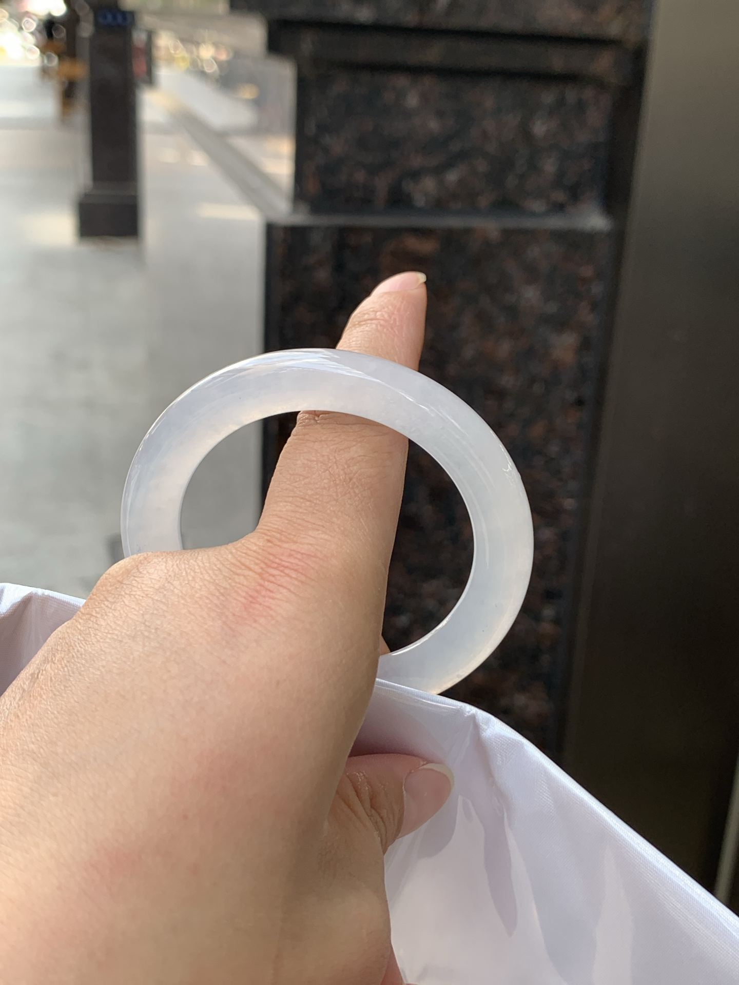 白月光圆条 0526-783-33 打灯细纹，底妆水润，水水润润的白月光，如同夜空中最温柔的那一抹月光，轻轻洒落你的手腕，带来一份宁静与雅致