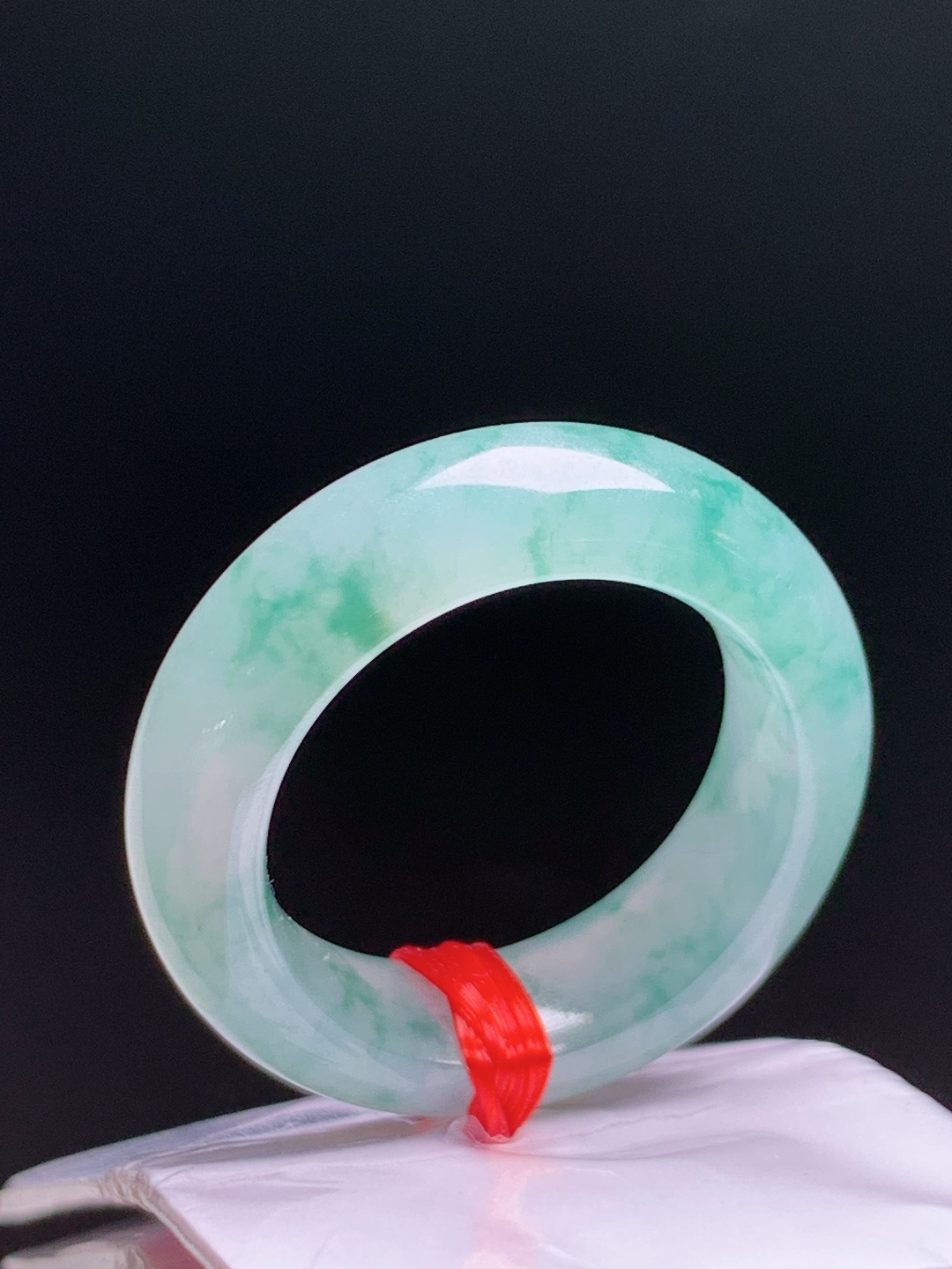 冰种飘绿戒圈，飘花灵动清透如水，简约百搭圈住福气