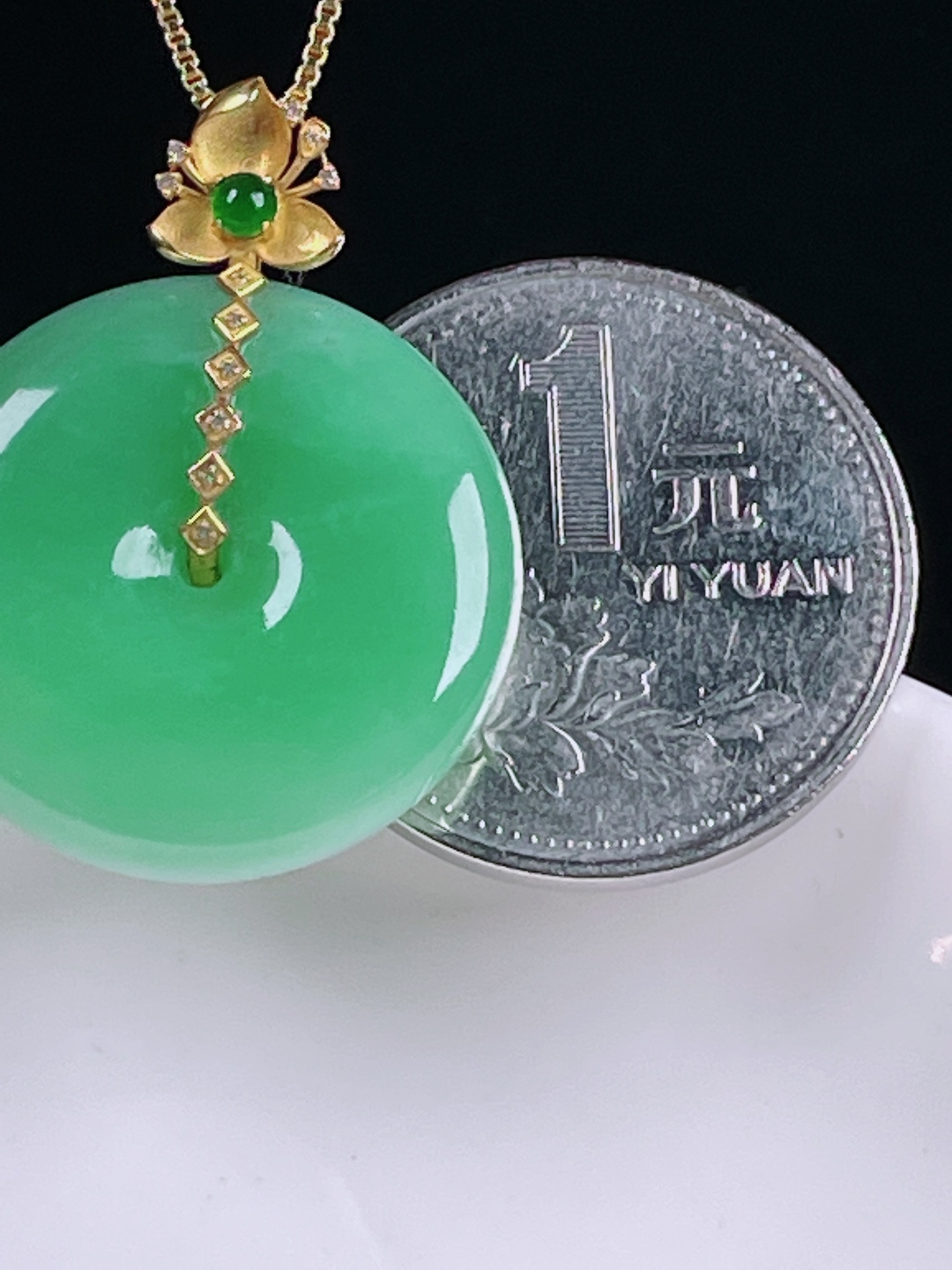 ️阳绿平安扣，老种起光，细底通透，尺寸：30。23.2/6mm0526