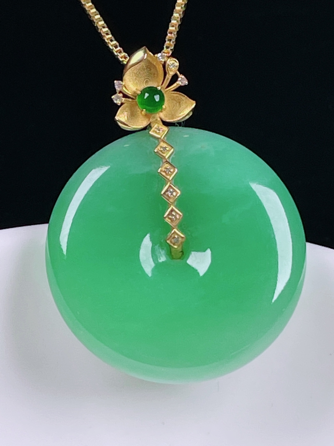 ️阳绿平安扣，老种起光，细底通透，尺寸：30。23.2/6mm0526