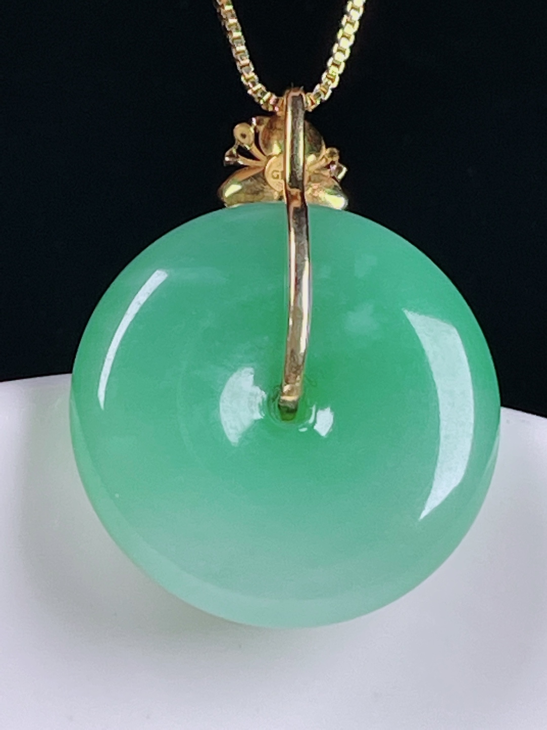️阳绿平安扣，老种起光，细底通透，尺寸：30。23.2/6mm0526