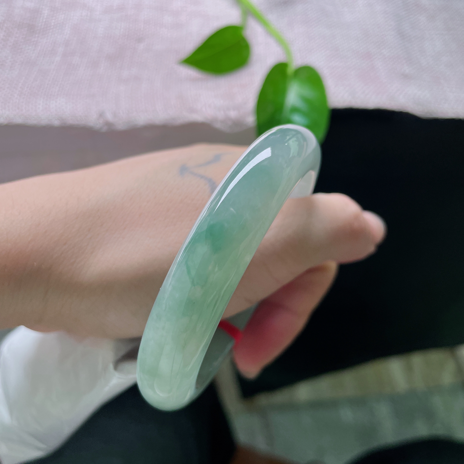 57.6/12.5/8.7，湖水绿正圈，水头好，油润细腻，光感好，宁静致远，细纹不显，ss 51121a..