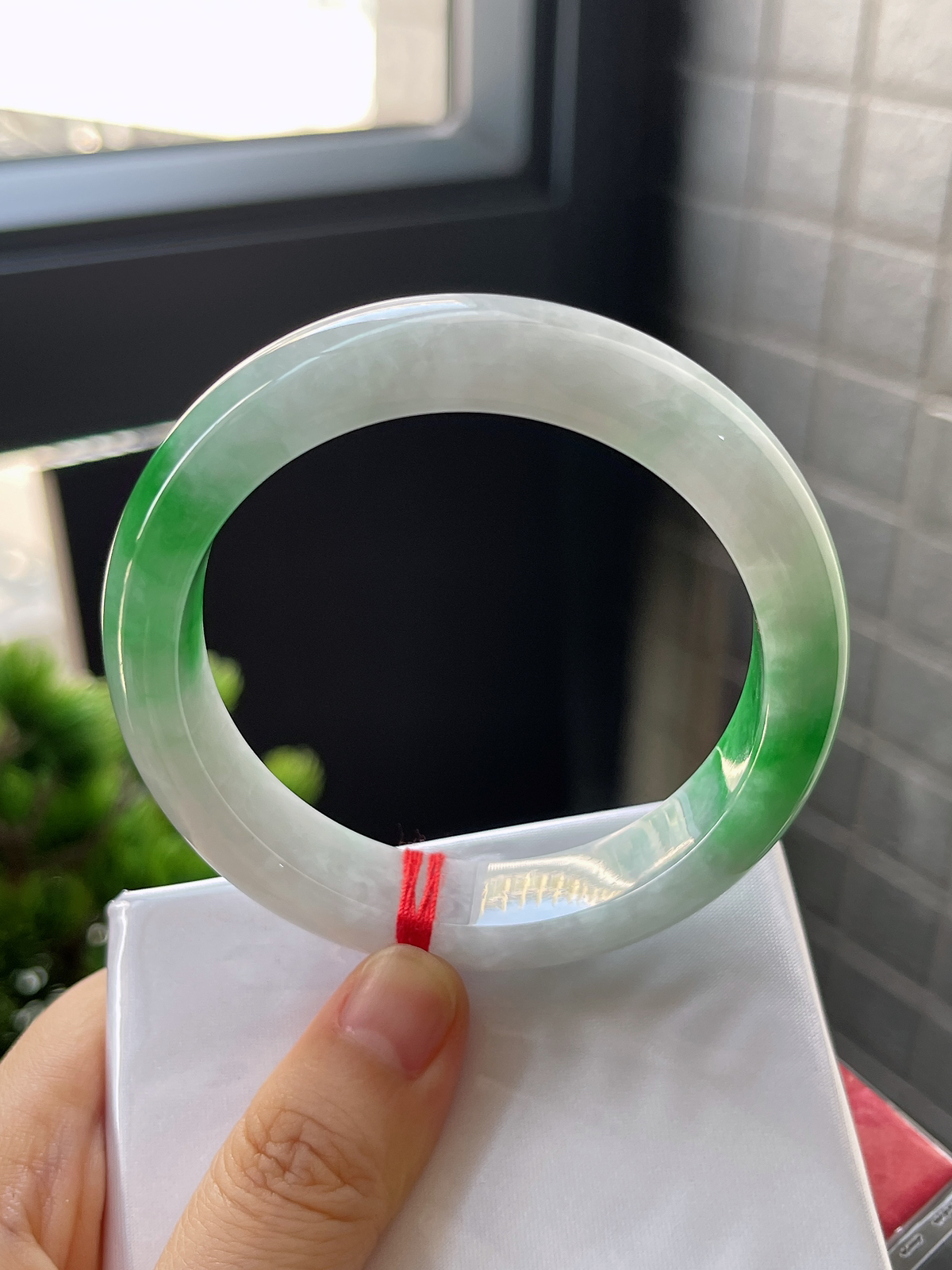 正圈56圈口，翡翠糯化种飘绿手镯