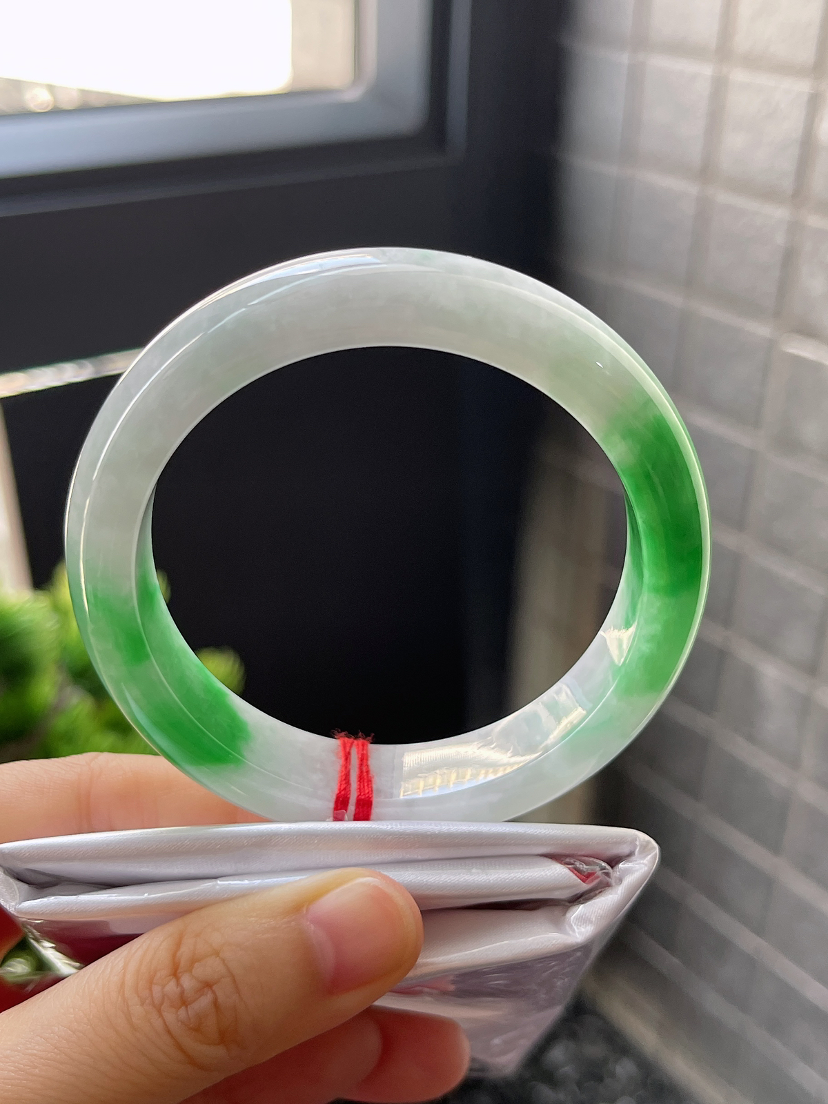 正圈56圈口，翡翠糯化种飘绿手镯