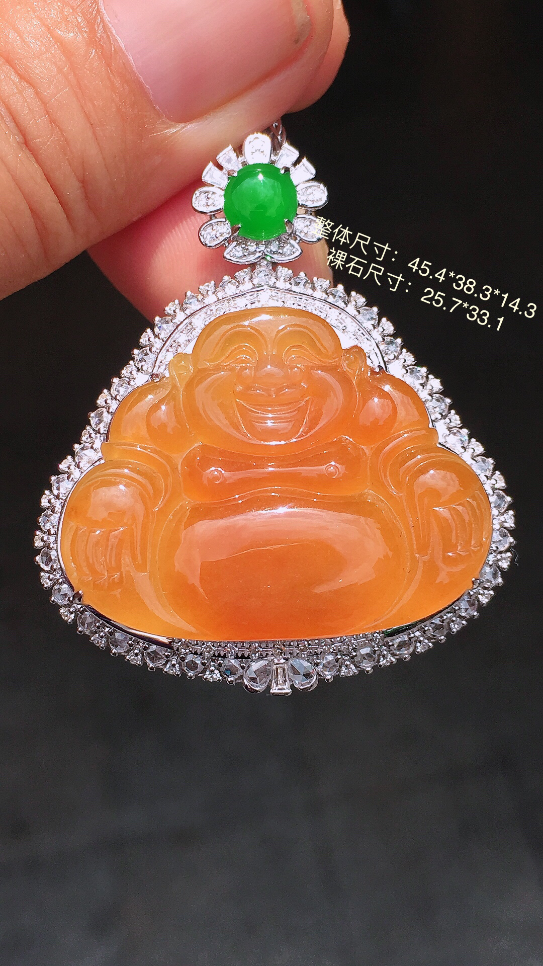 黄翡佛公吊坠，色泽艳丽，玉质细腻，荧光感超
强，饱满圆润，简单大方，尽显优雅气质，18k
金豪华镶嵌