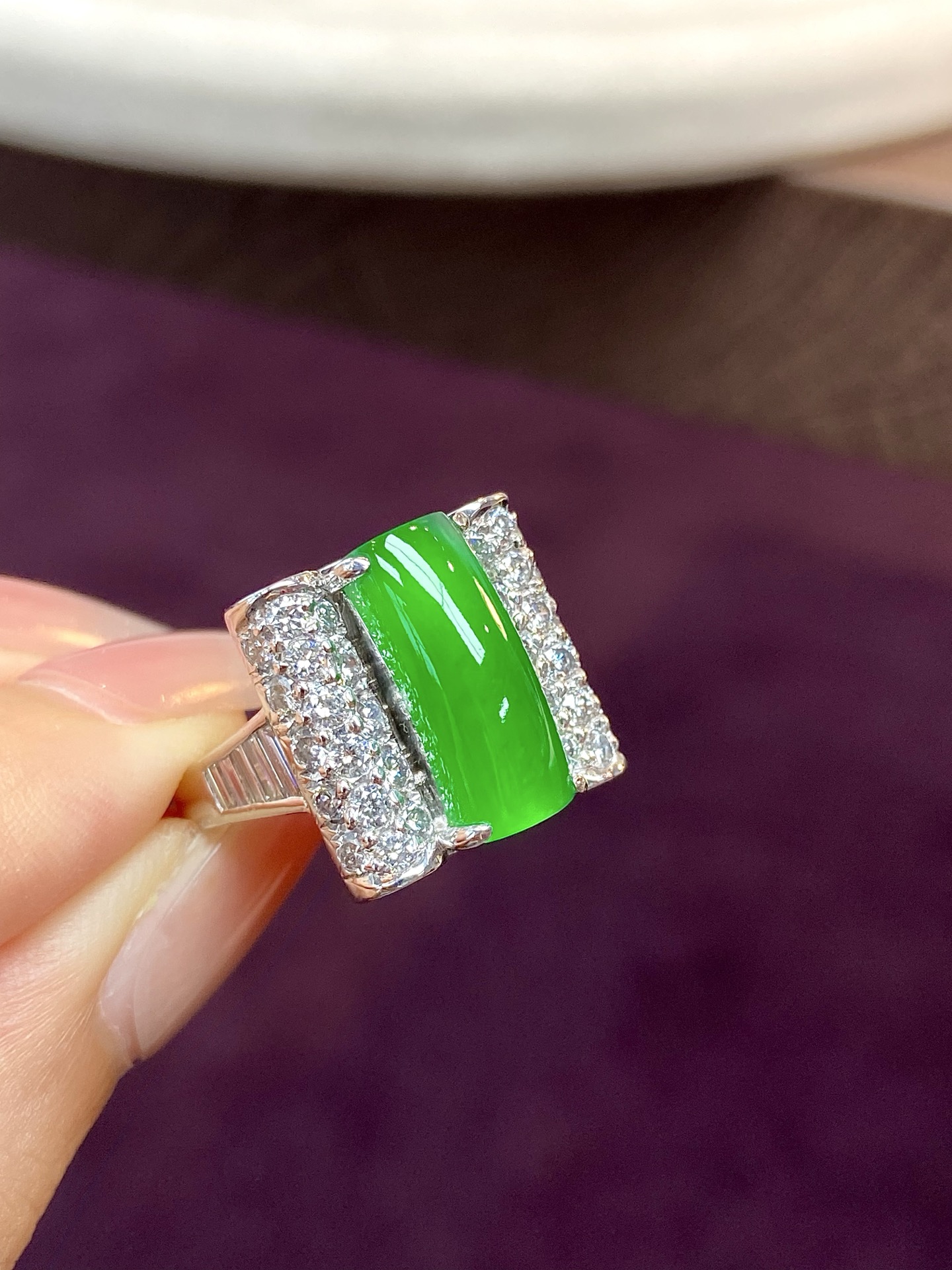 冰种阳绿马鞍戒指，一步到位的品质，钻石点缀更添精致贵气，戴上它，无声的社交名片：15.2-16-9.6裸石：15-6.2-3mm，无裂