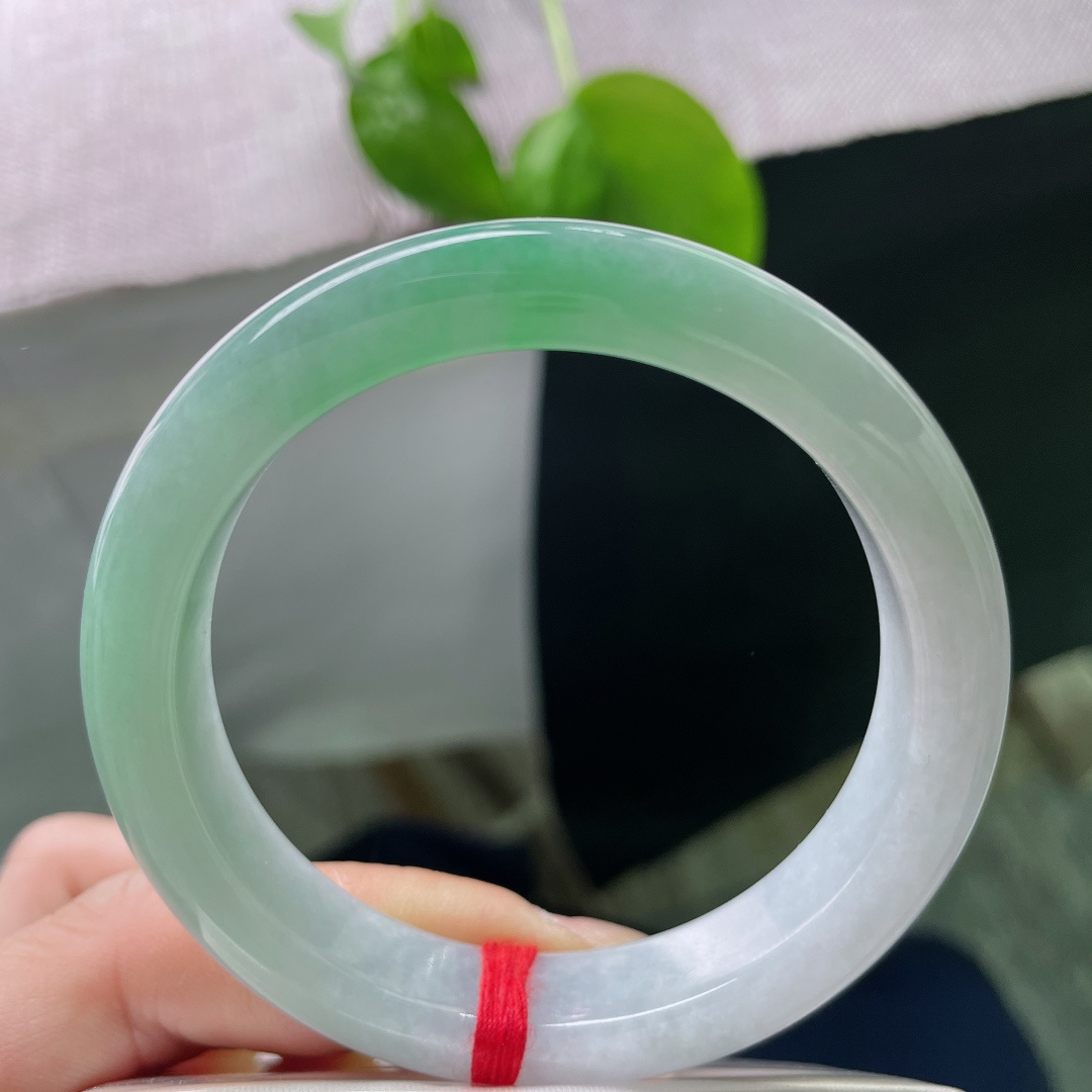 54.4/11.7/8.3，飘绿正圈，水头好，质地温润细腻，沾衣欲湿杏花雨，吹面不寒杨柳风。无裂，s