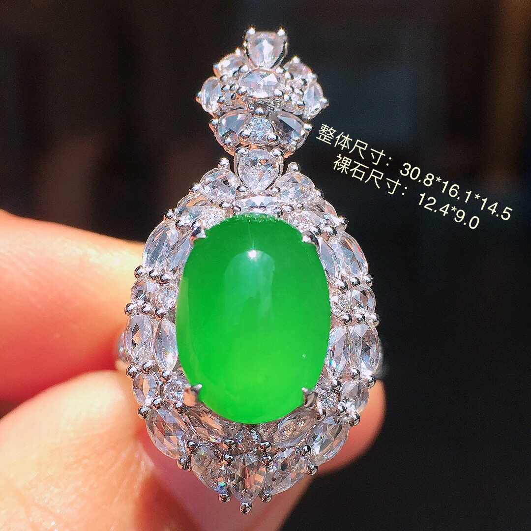 阳绿蛋面戒指/吊坠两用款，色泽艳丽，玉质细腻，荧光感超
强，饱满圆润，简单大方，尽显优雅气质，18k
金豪华镶嵌