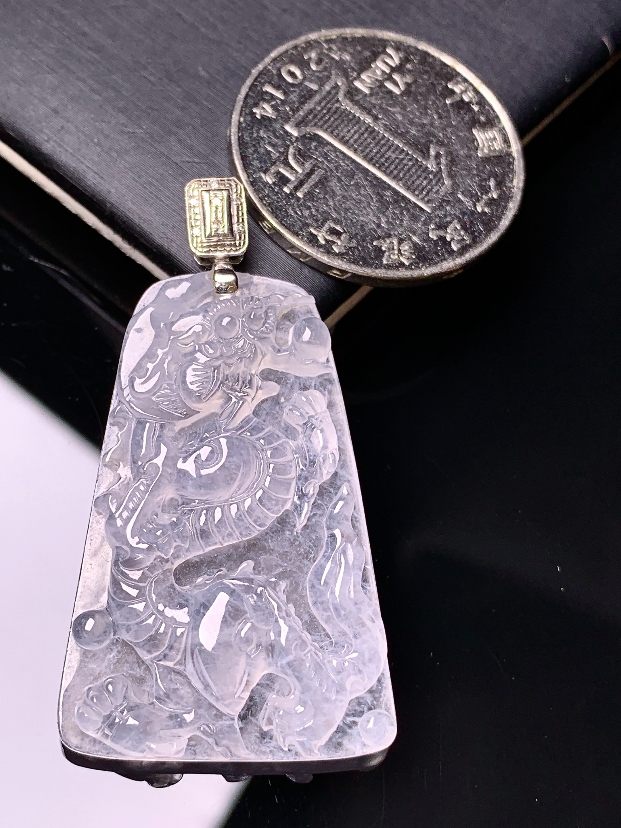 18k金镶嵌冰种龙牌吊坠 玉质细腻 色泽艳丽清新 水润亮眼 整体尺寸44.2*23.8*5 2x
