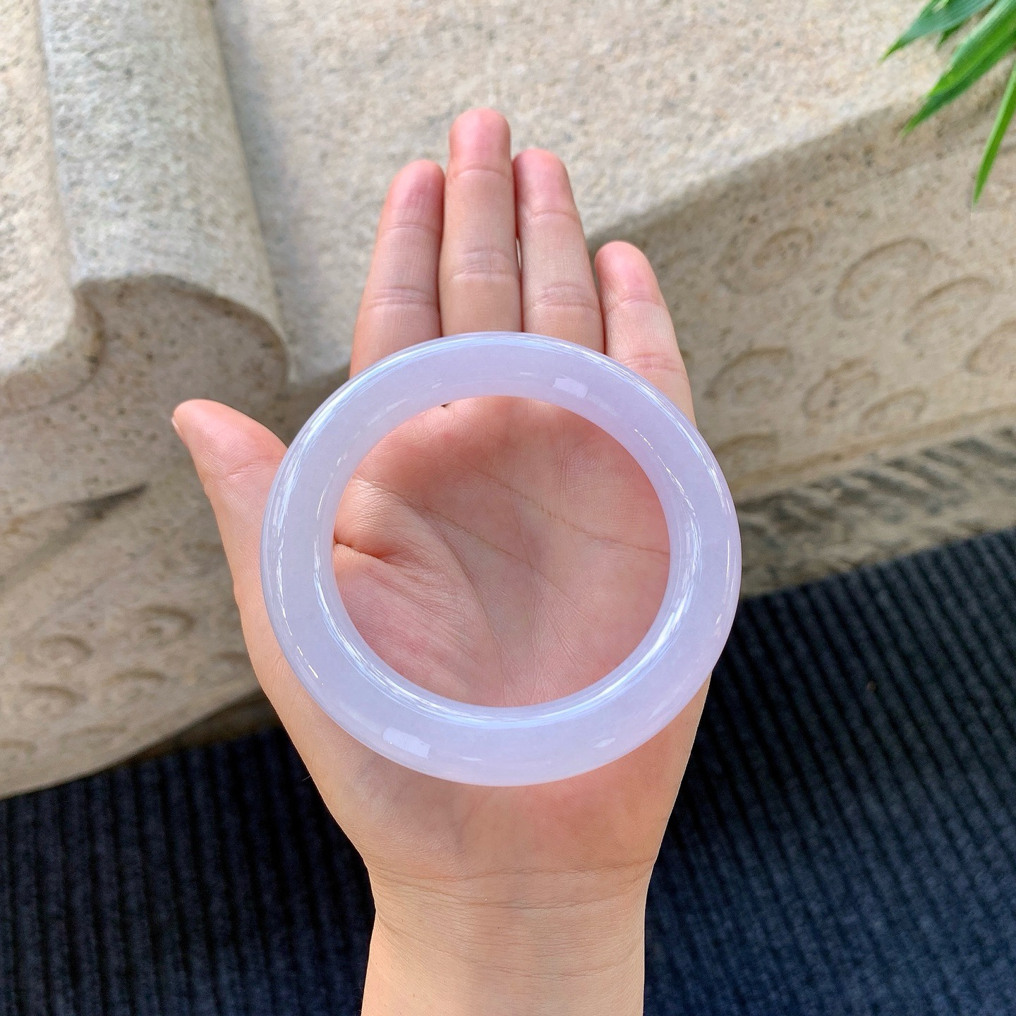 圆条57 58
【圈口】58/11.8/11.7
【描述】冰糯紫罗兰，水润，种老，细腻，打灯有絮线！