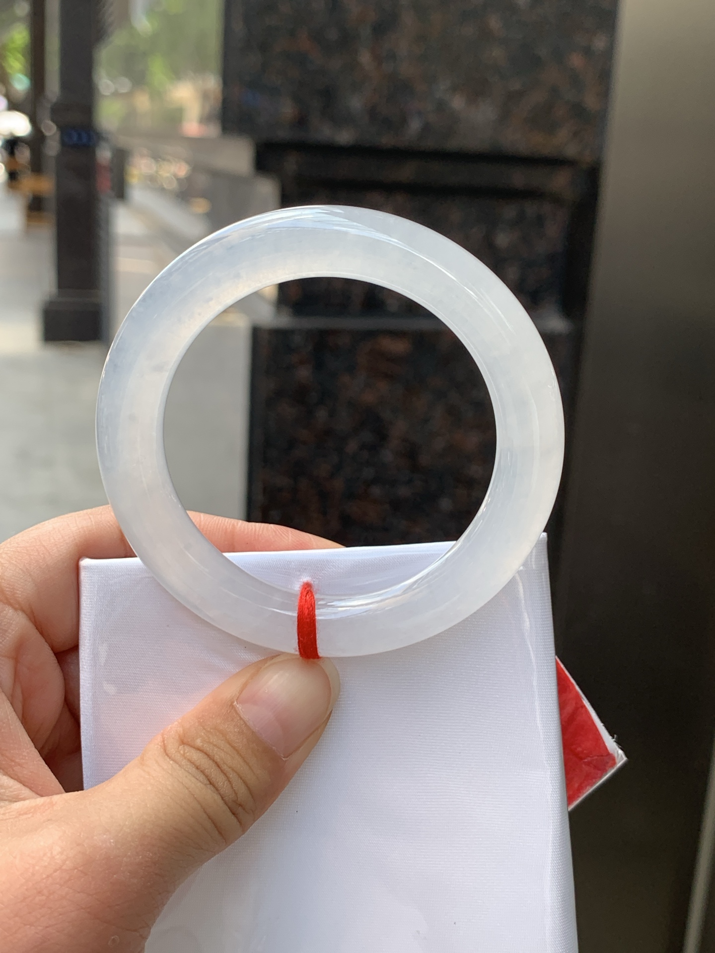 白月光圆条 0526-783-33 打灯细纹，底妆水润，水水润润的白月光，如同夜空中最温柔的那一抹月光，轻轻洒落你的手腕，带来一份宁静与雅致