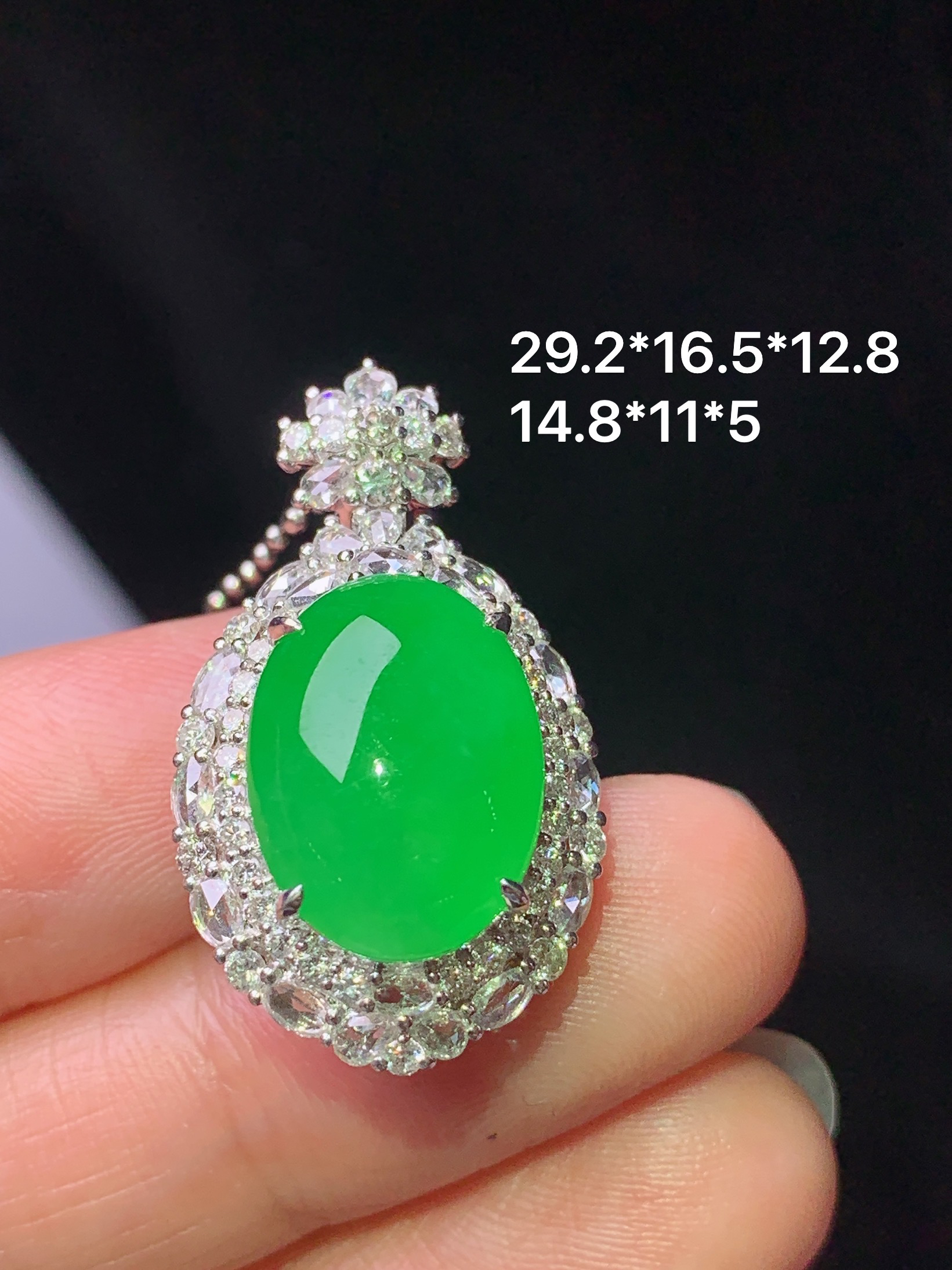 18k金钻镶嵌满绿蛋面吊坠 玉质细腻 色泽艳丽清新 水润亮眼 整体尺寸29.2*16.5*12.8 m5