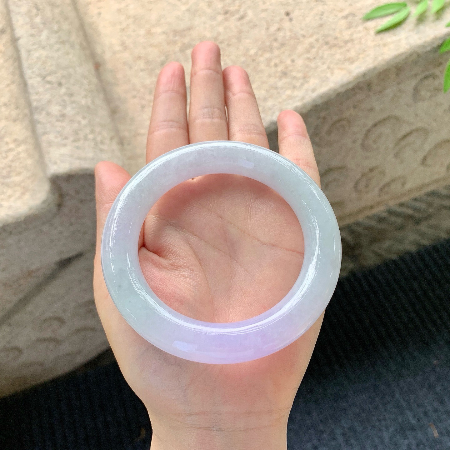 圆条56 57
【圈口】57.5/12.4/12.2
【描述】糯冰紫罗兰，水润，种老，细腻，无纹裂！