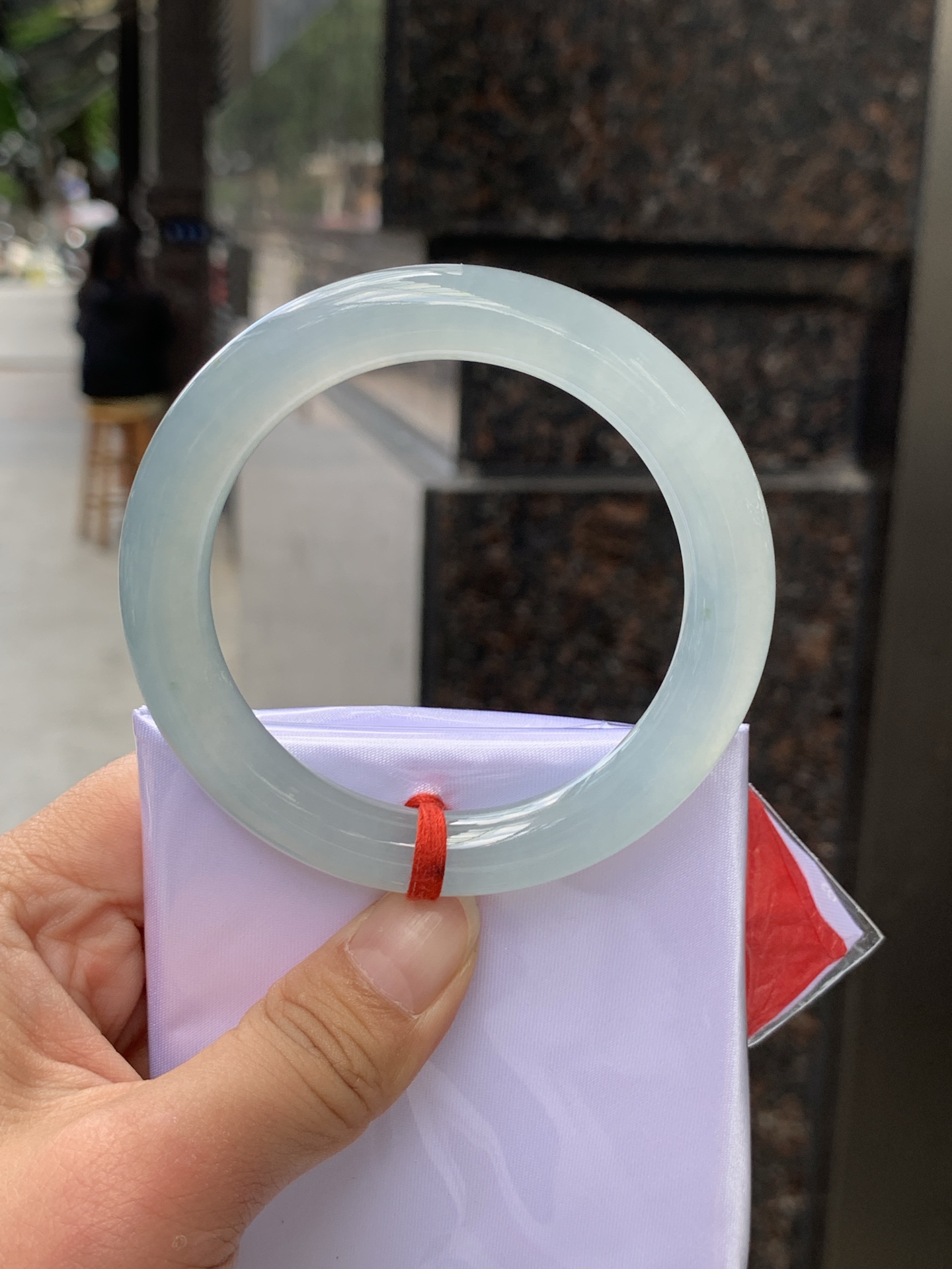冰蓝圆条 0526-N810 无裂，底妆冰润，晴蓝底色均匀，上手清新雅致。