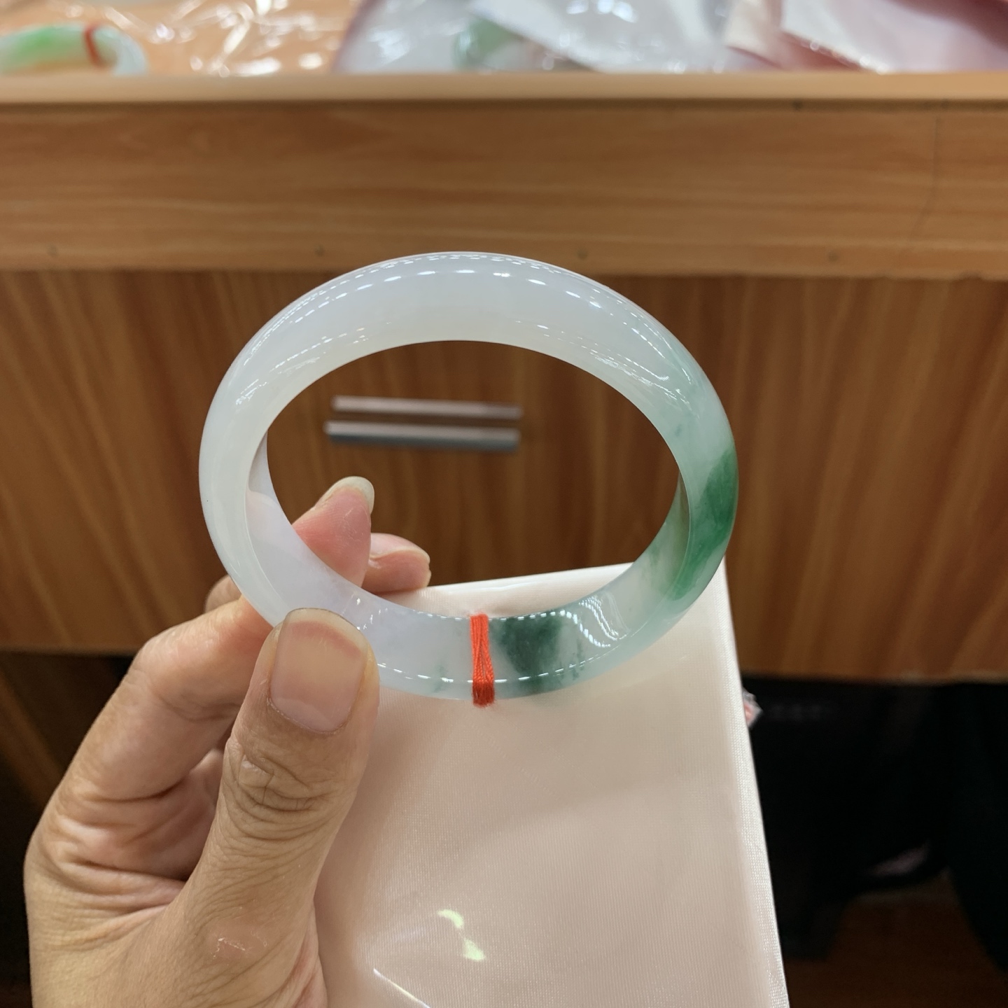 052533MMJ 飘绿正圈翡翠手镯 55.6-13.9-7.2