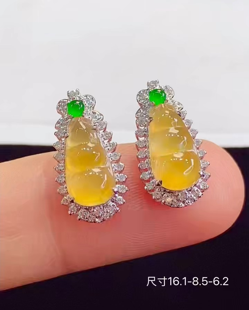 18k金+钻玻璃种黄翡福豆耳钉，种好细腻起荧光，款式时尚大方，性比高，无裂，16.1-8.5-6.2
