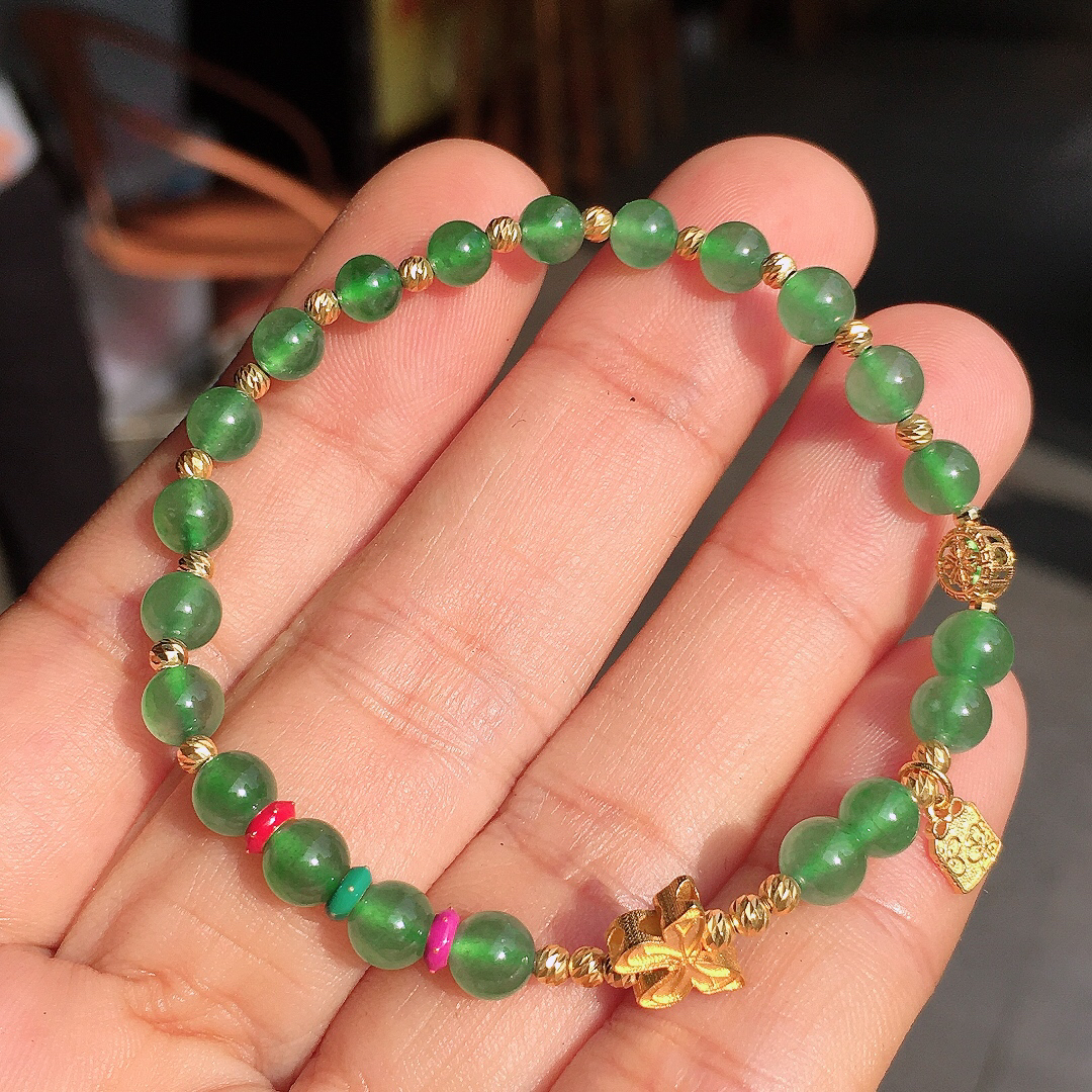 晴水珠子手链，色泽艳丽，玉质细腻，荧光感超
强，饱满圆润，简单大方，尽显优雅气质，18k
金豪华镶嵌