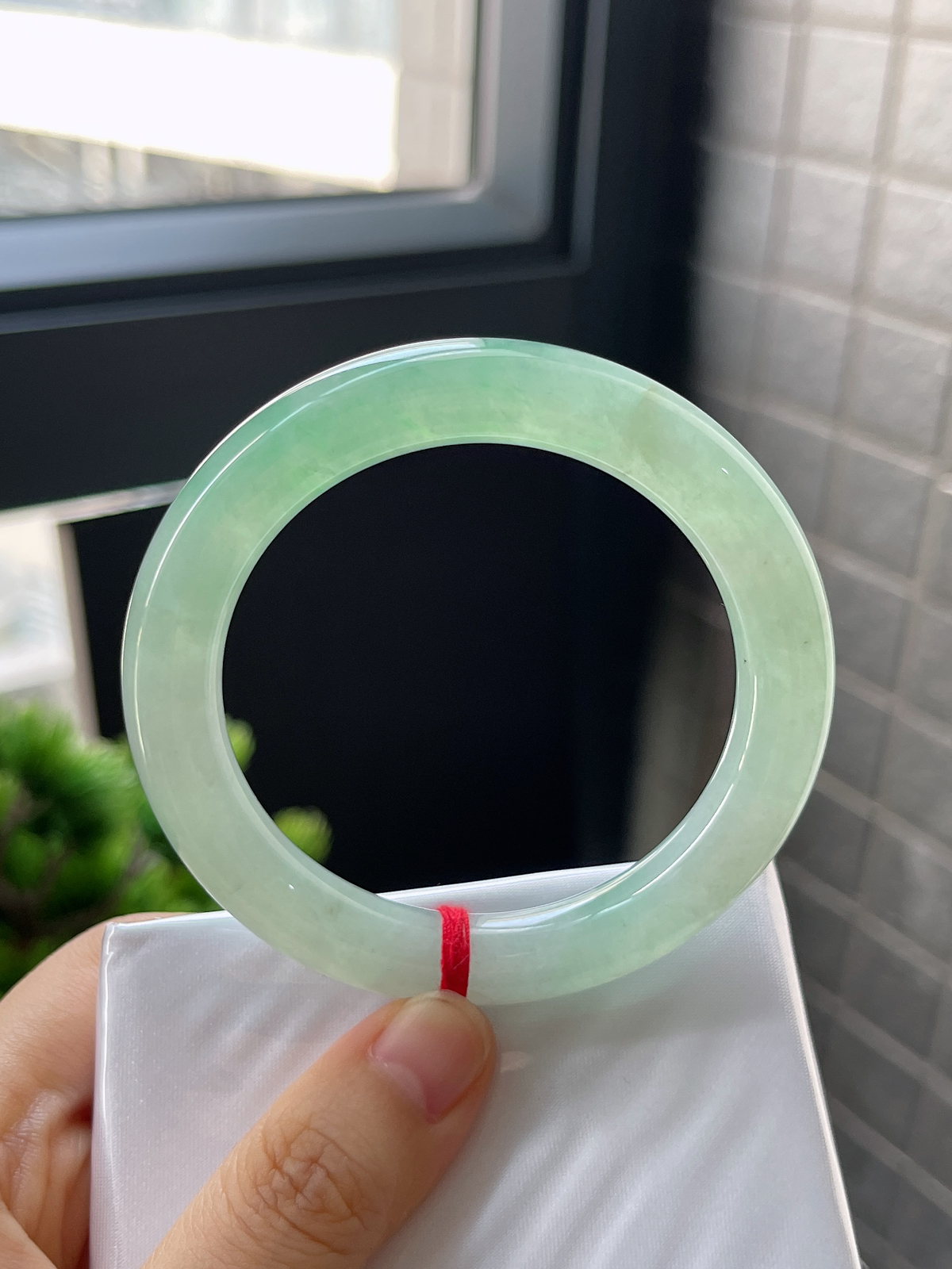 圆镯53.2圈口，翡翠冰糯种淡绿色手镯