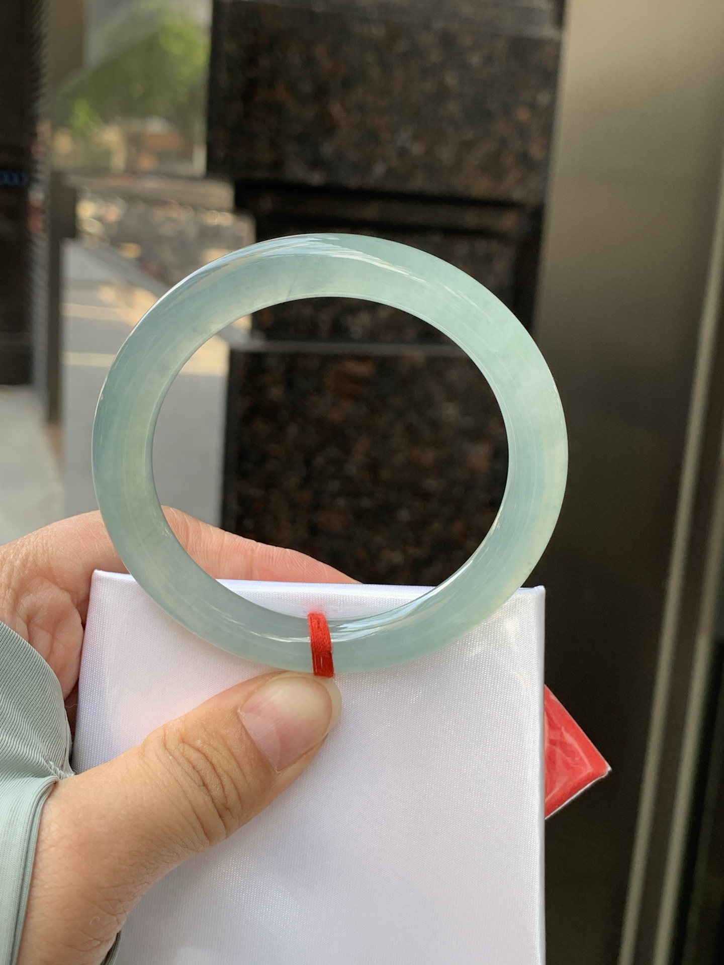 湖蓝圆条 54.8-8.3-8.8 0526-783-2 底妆冰润，底色均匀，它的绿色深邃而柔和，仿佛阳光洒落湖面，泛起层层涟漪，波光粼粼，可谓是验证了“天青色等烟雨，而我在等你”