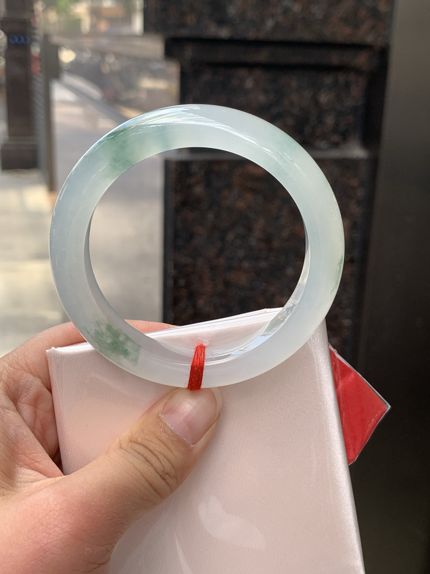 冰飘花正圈 54.3-10.5-9 0526-N809 打灯断裂，不扣，需要包容，底妆冰润细腻，冰底中开出了朵朵蓝花，飘花灵动飘逸，勾勒出一幅唯美诗意的山水意境画，优雅又秀气