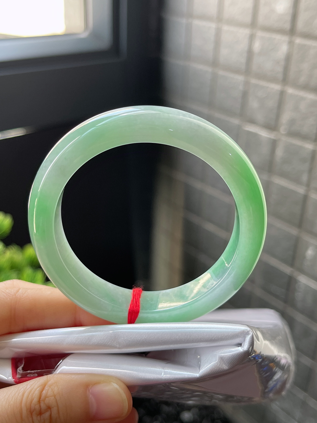 正圈52.7圈口，翡翠糯化种浅绿色手镯