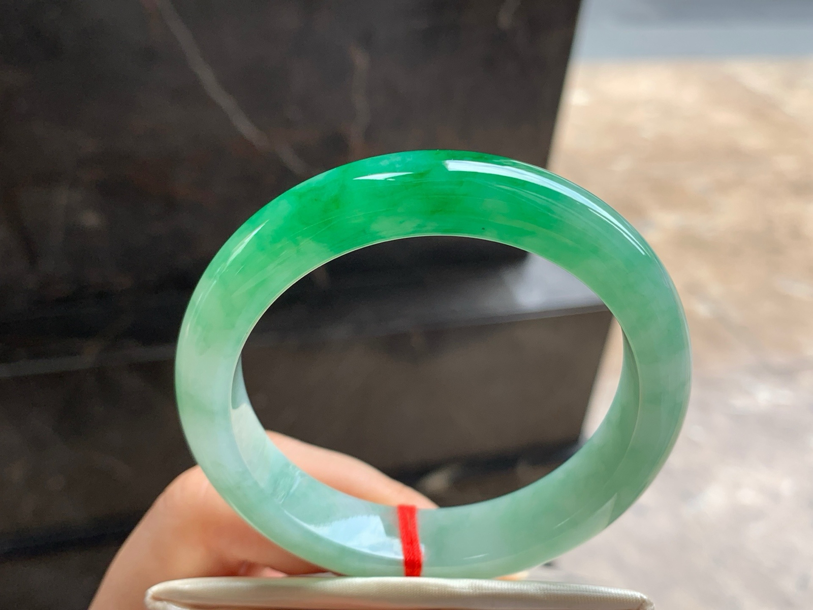 56-12.5-8.4

绿色手镯^_^细腻 鲜艳