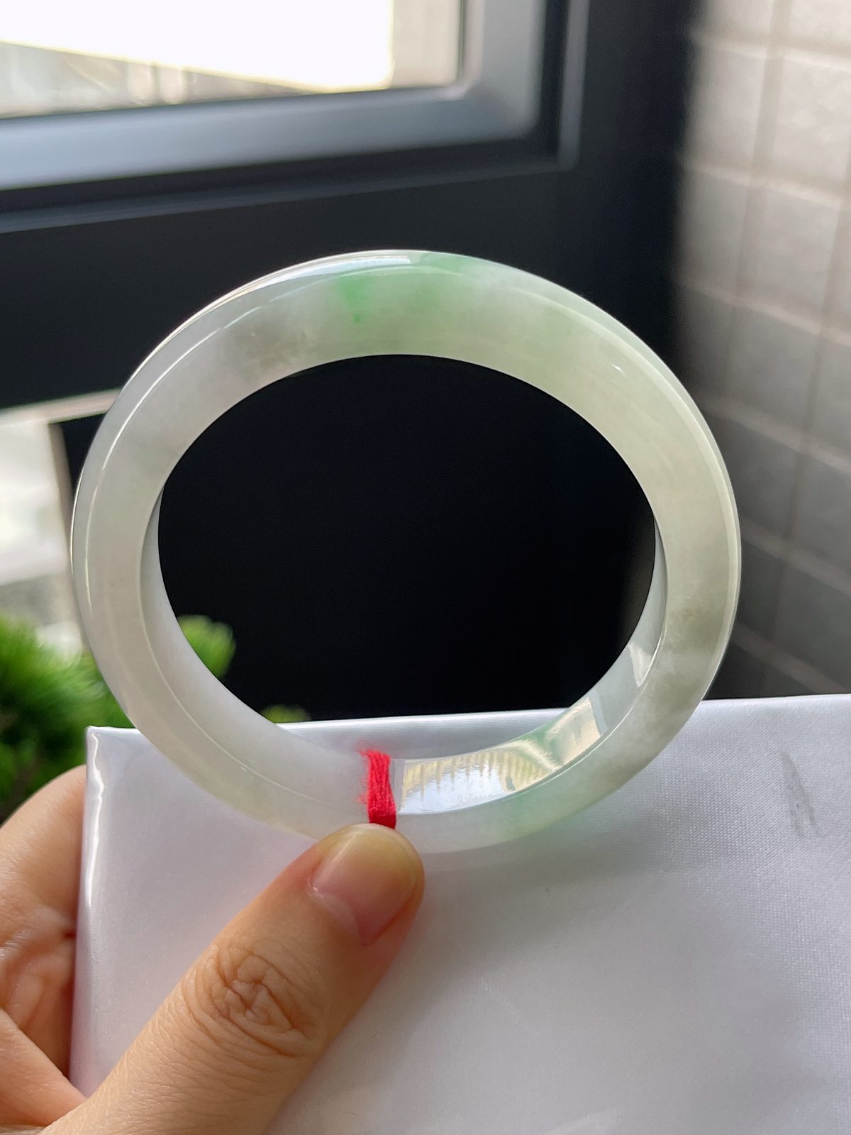 正圈57.7圈口，翡翠冰糯种飘绿手镯