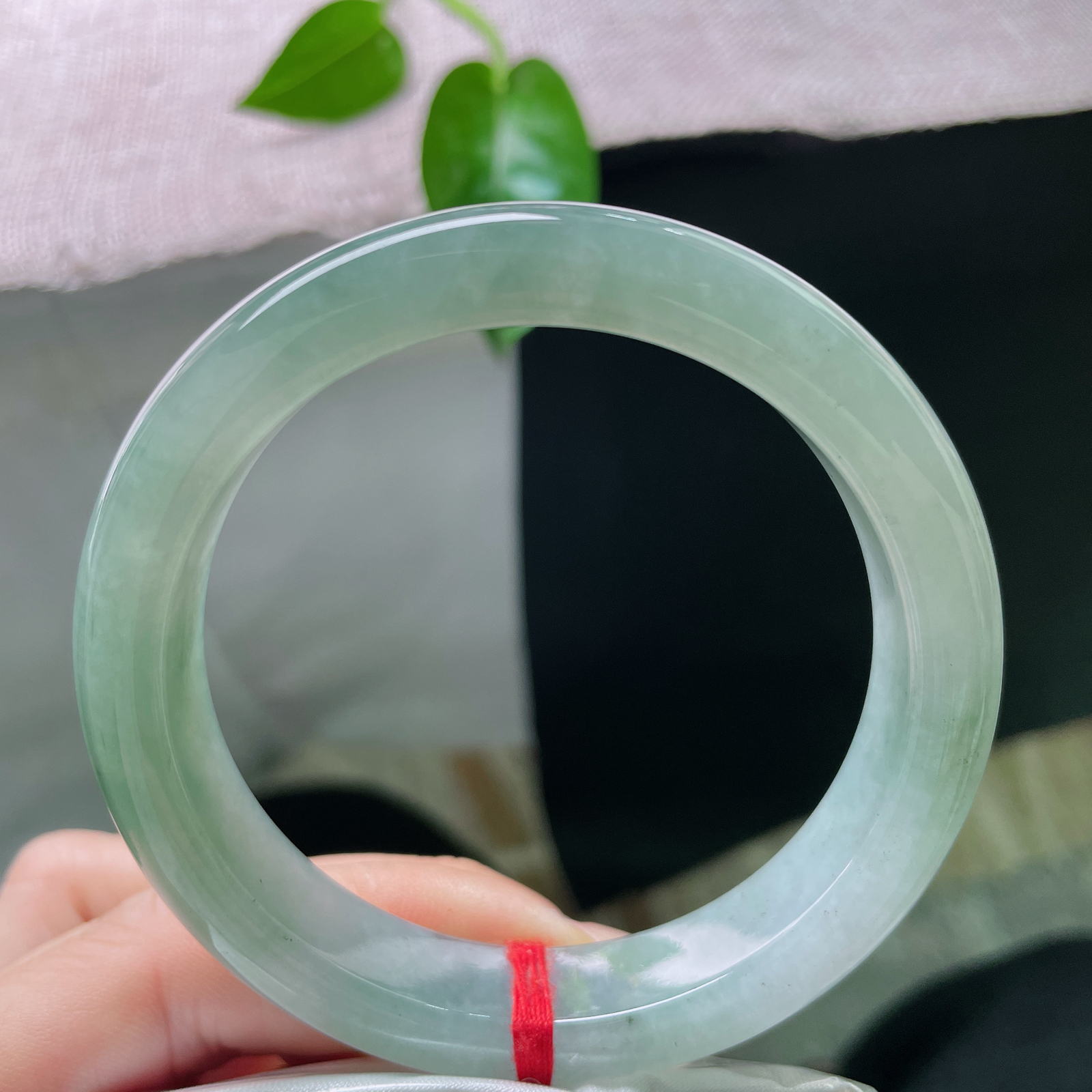 57.6/12.5/8.7，湖水绿正圈，水头好，油润细腻，光感好，宁静致远，细纹不显，ss 51121a..