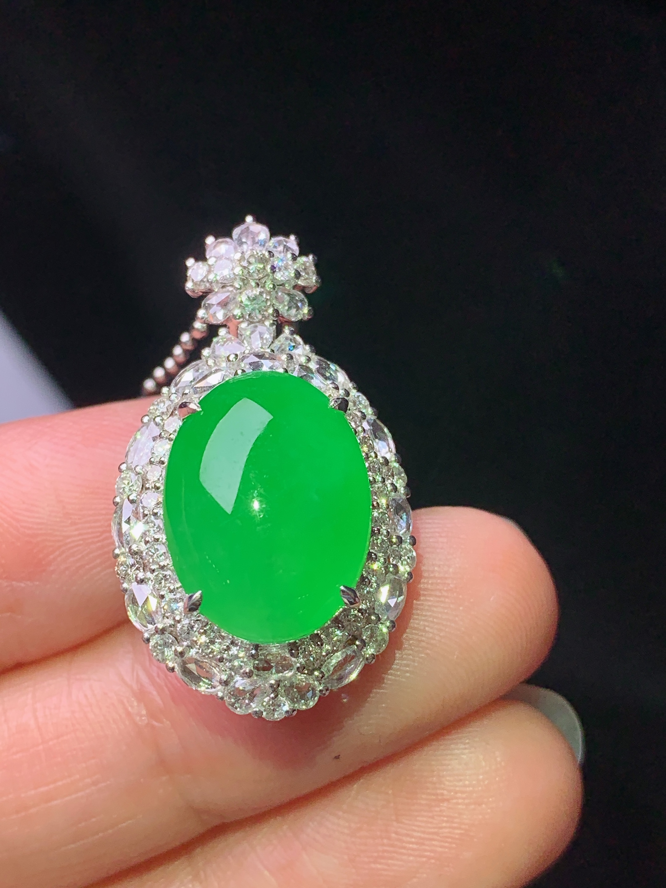 18k金钻镶嵌满绿蛋面吊坠 玉质细腻 色泽艳丽清新 水润亮眼 整体尺寸29.2*16.5*12.8 m5