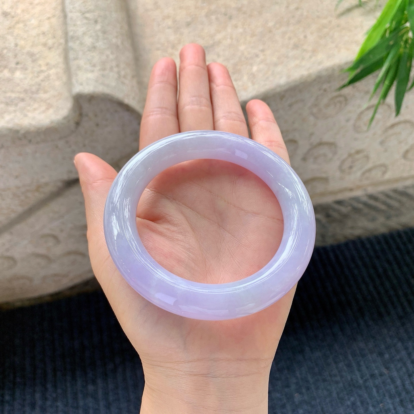 圆条56 57
【圈口】57.8/12.2/12
【描述】紫罗兰，水润，种老，细腻，打灯有絮线！