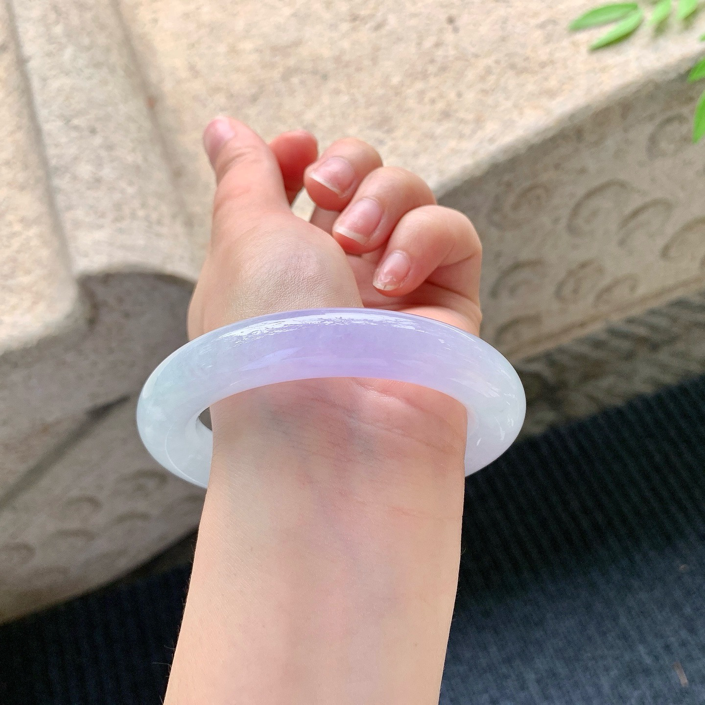 圆条56 57
【圈口】57.5/12.4/12.2
【描述】糯冰紫罗兰，水润，种老，细腻，无纹裂！