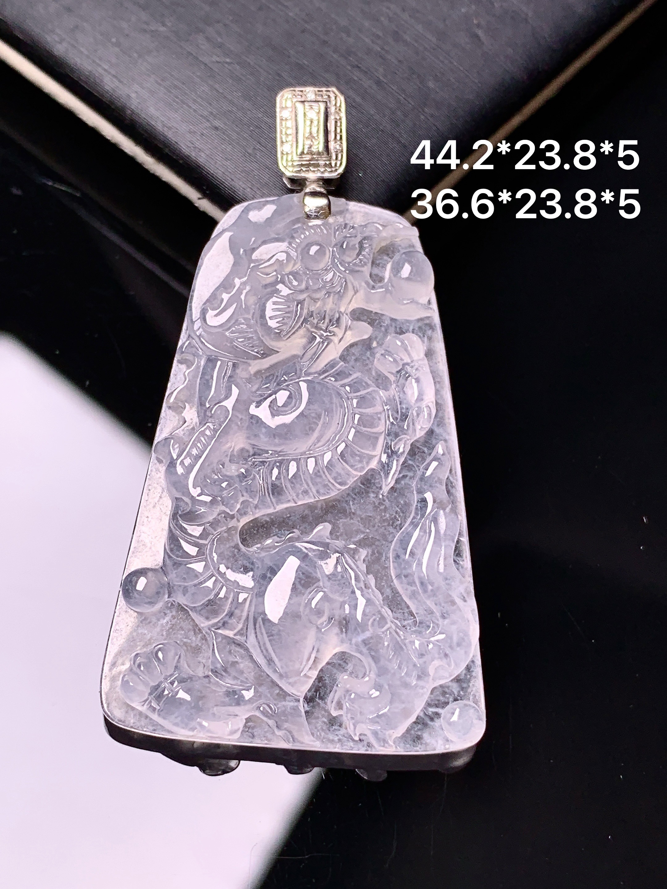 18k金镶嵌冰种龙牌吊坠 玉质细腻 色泽艳丽清新 水润亮眼 整体尺寸44.2*23.8*5 2x