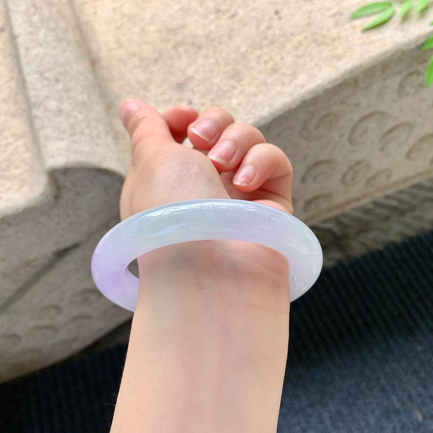 圆条56 57
【圈口】57.5/12.4/12.2
【描述】糯冰紫罗兰，水润，种老，细腻，无纹裂！