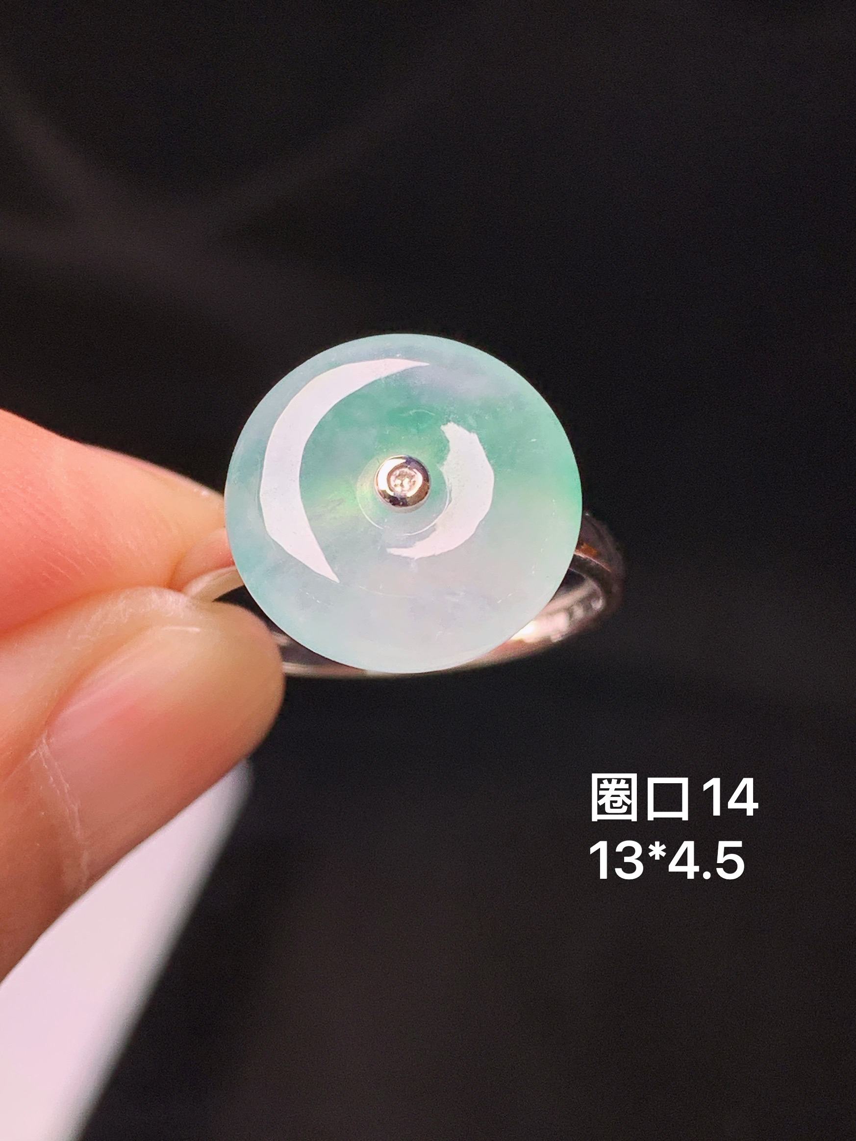 18k金钻镶嵌冰种平安扣戒指 玉质细腻 色泽艳丽清新 水润亮眼 圈口14 整体尺寸13*4.5 m1