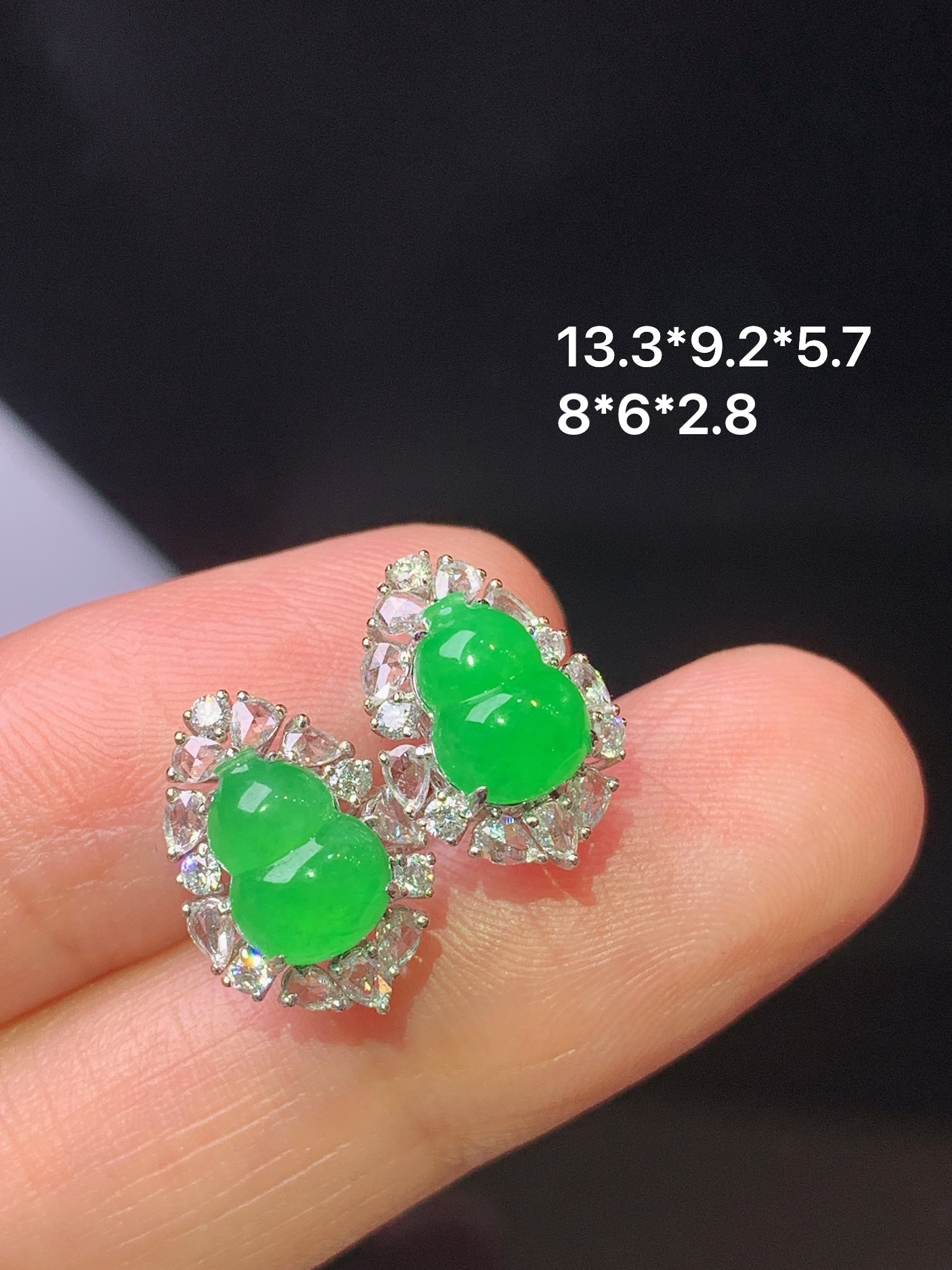 18k金钻镶嵌满绿葫芦耳钉 玉质细腻 色泽艳丽清新 水润亮眼 整体尺寸13.3*9.2*5.7 h1