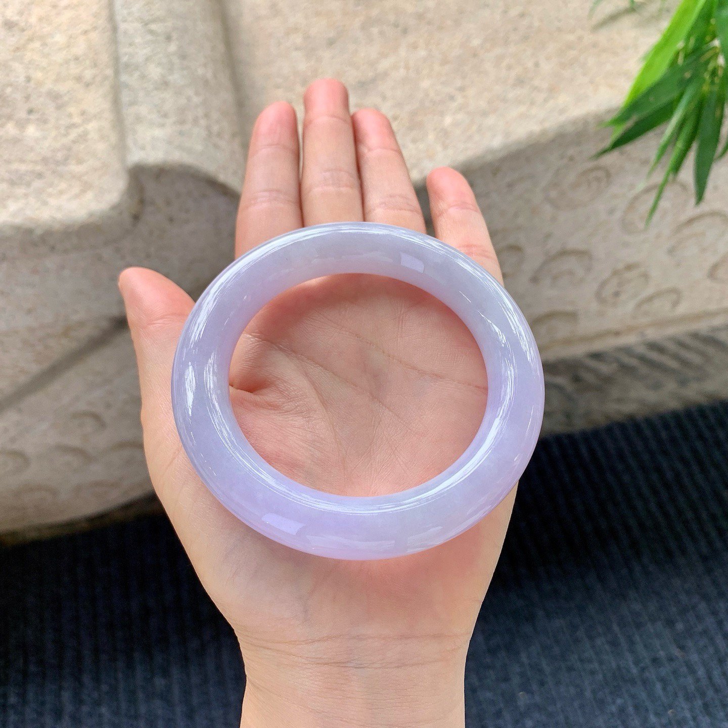 圆条56 57
【圈口】57.8/12.2/12
【描述】紫罗兰，水润，种老，细腻，打灯有絮线！