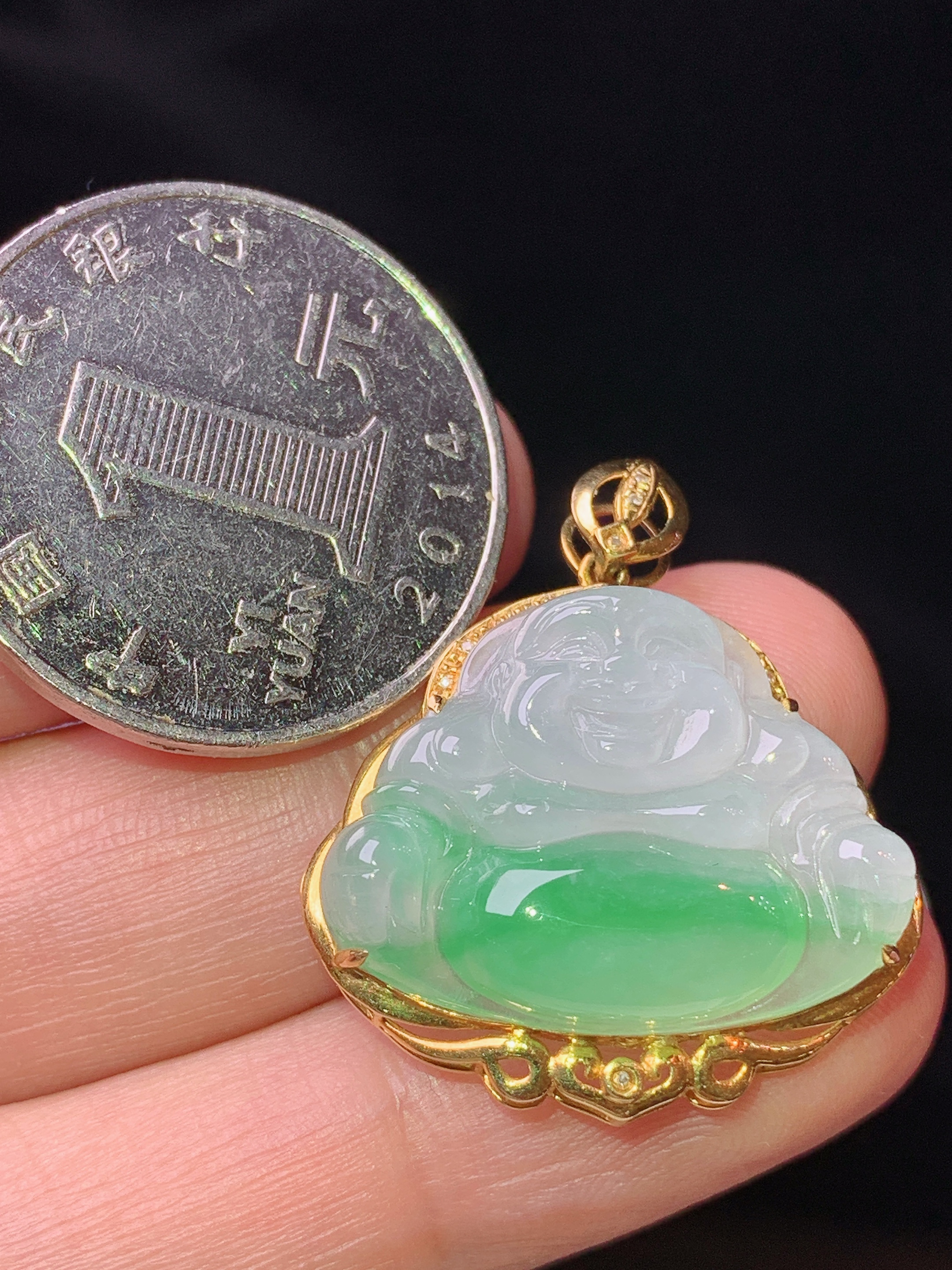 18k金钻镶嵌飘绿佛公吊坠 玉质细腻 色泽艳丽清新 水润亮眼 整体尺寸28.2*25*7.3 m1