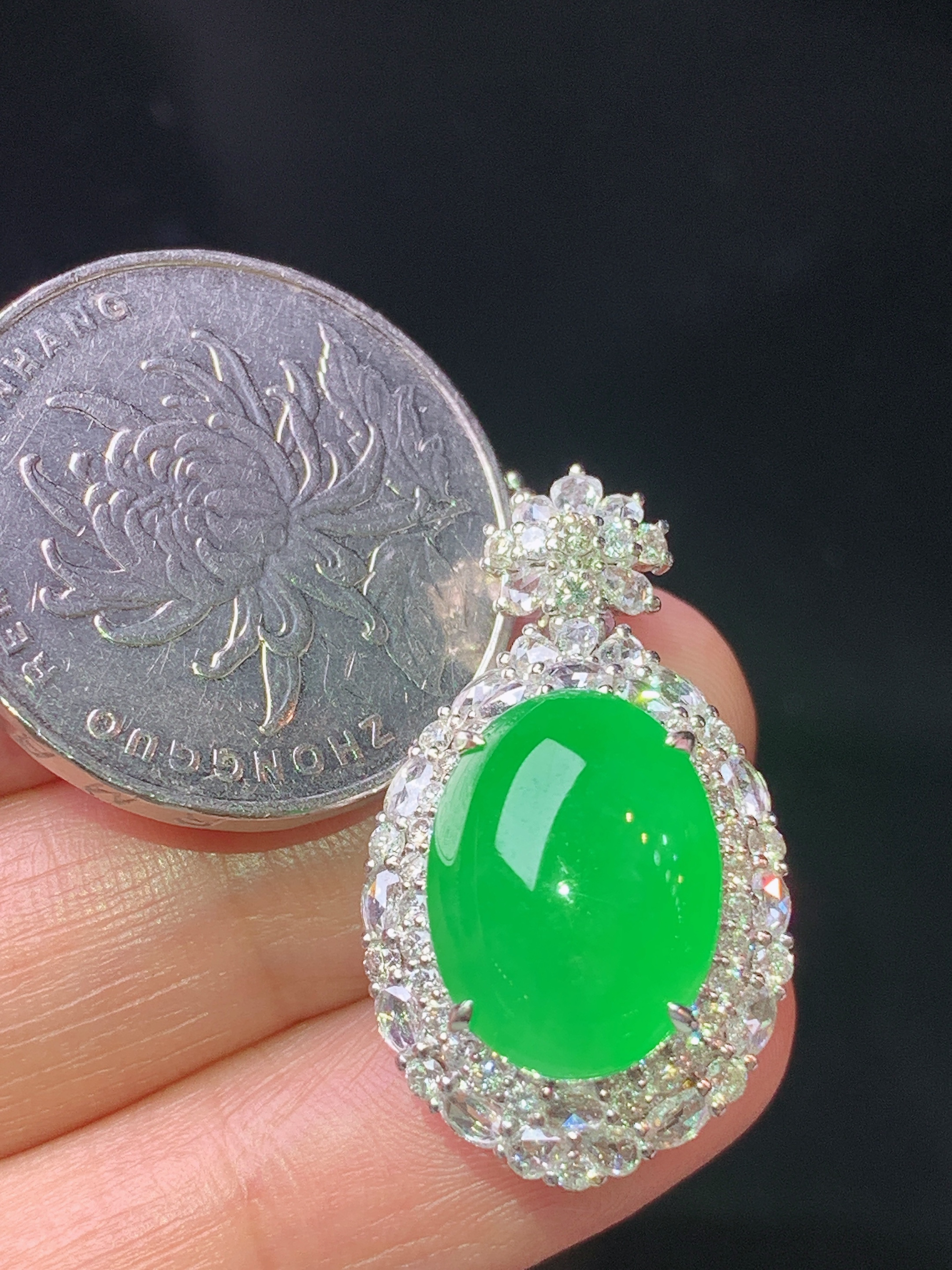 18k金钻镶嵌满绿蛋面吊坠 玉质细腻 色泽艳丽清新 水润亮眼 整体尺寸29.2*16.5*12.8 m5