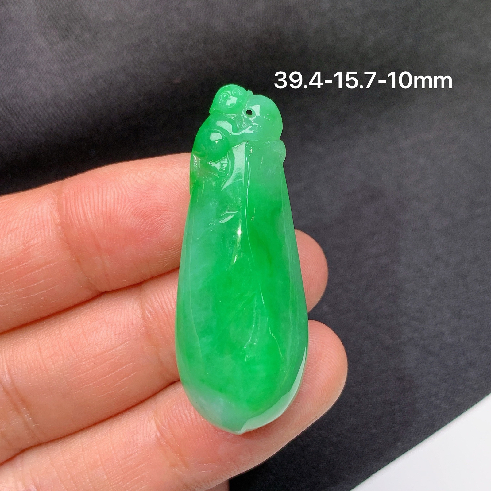 阳绿福瓜吊坠 冰润色阳，玉质细腻，种水足，Fuy 尺寸34.9*15.7*10