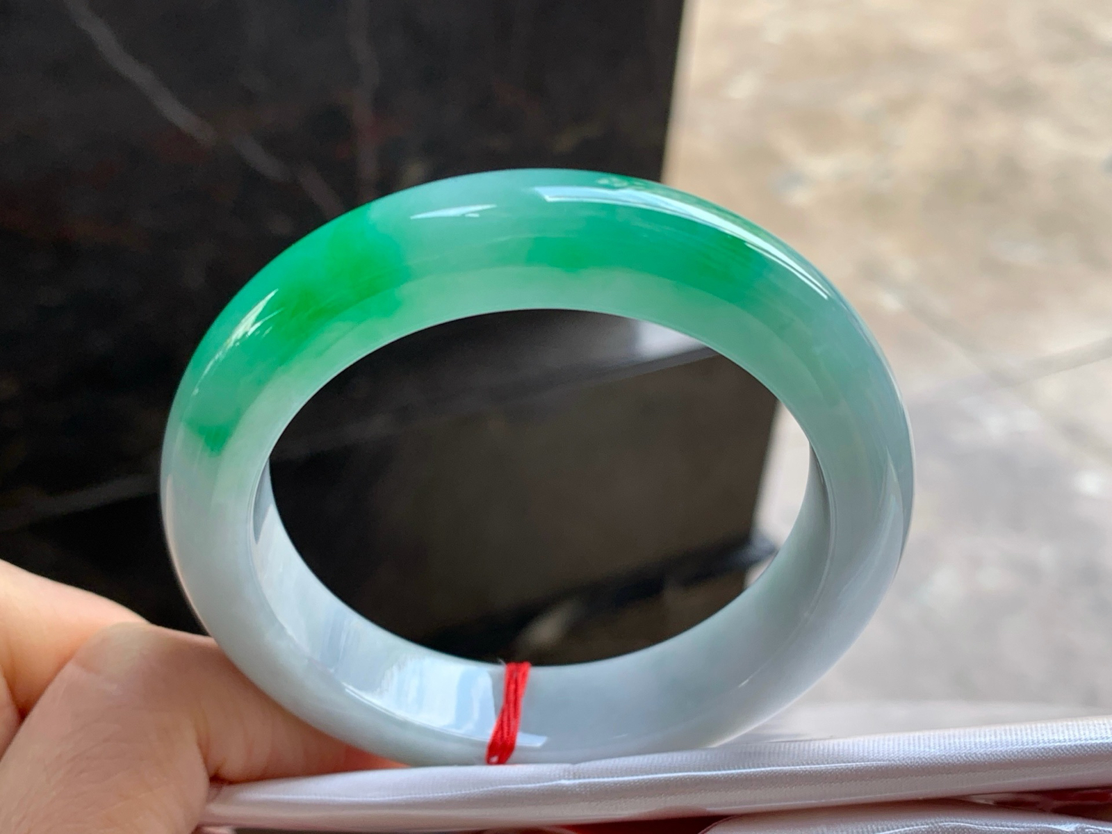54-12-8.5

绿色手镯^_^鲜艳 玉质温润