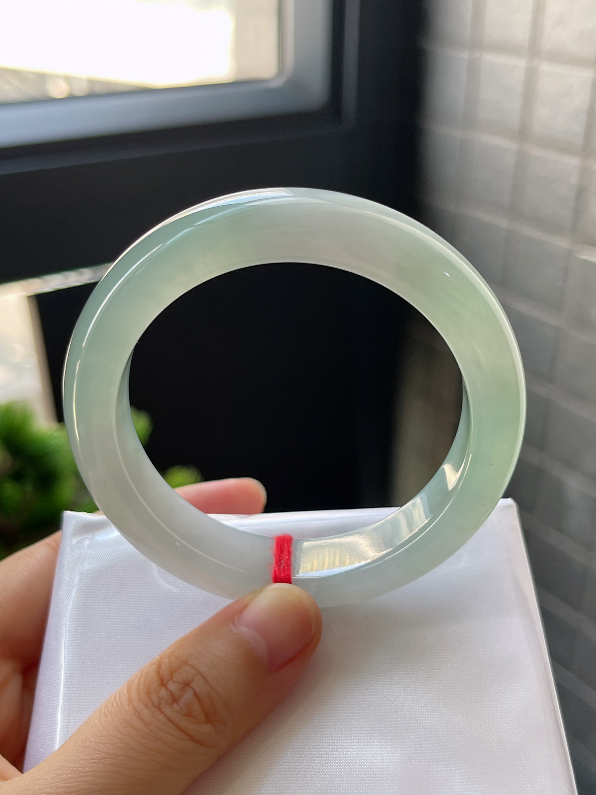 正圈53圈口，翡翠冰糯种淡绿色手镯